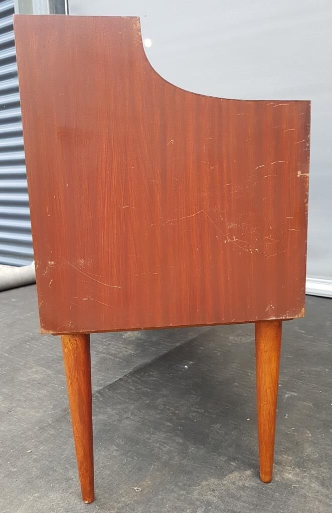 Enfilade design scandinave à 4 tiroirs et pieds fuselés