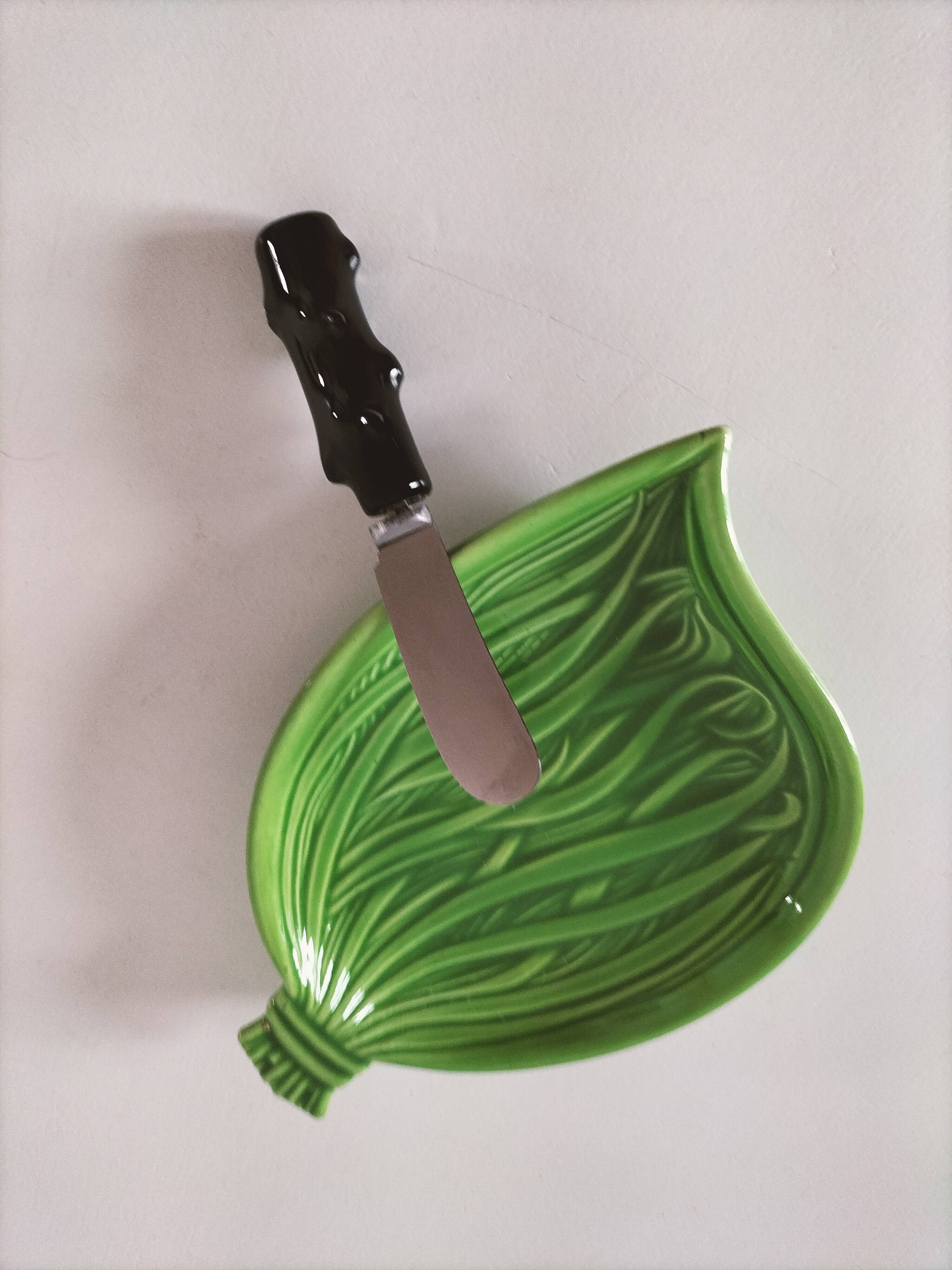 Beurrier barbotine feuille verte avec couteau bambou noir