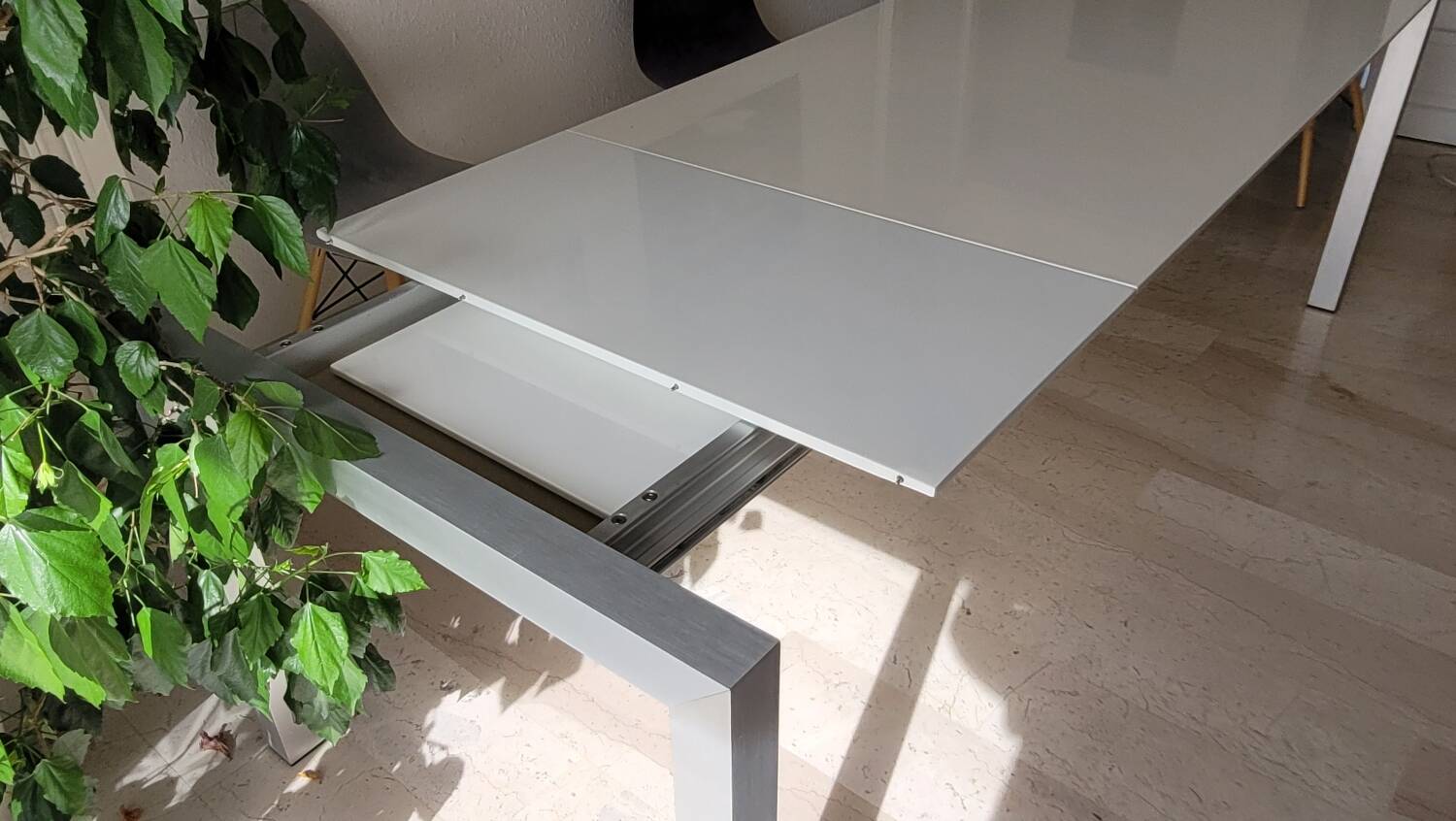 Extendable living room table