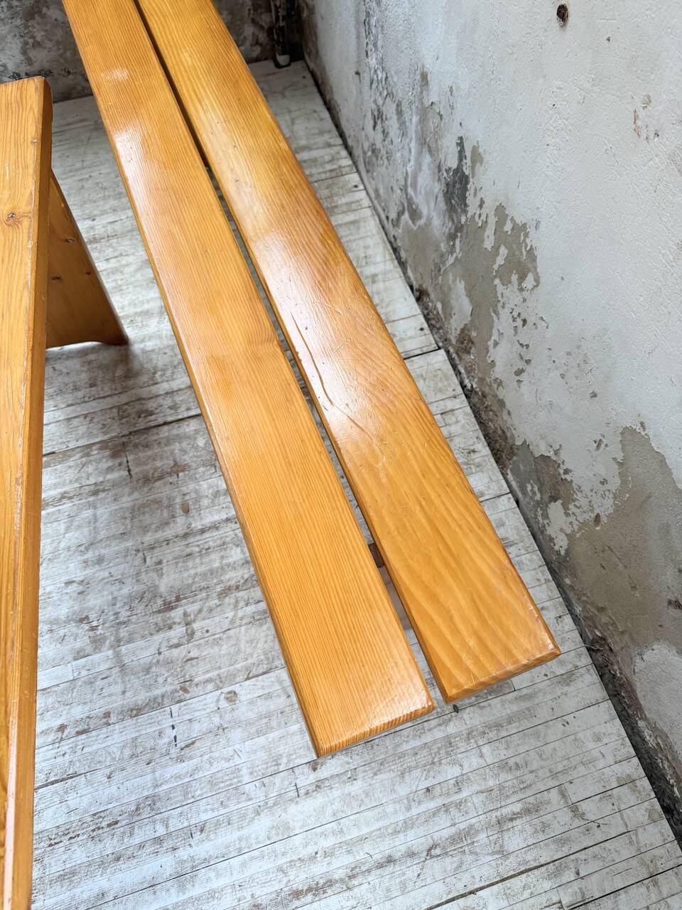 Paire de bancs en pin Charlotte Perriand Les arcs