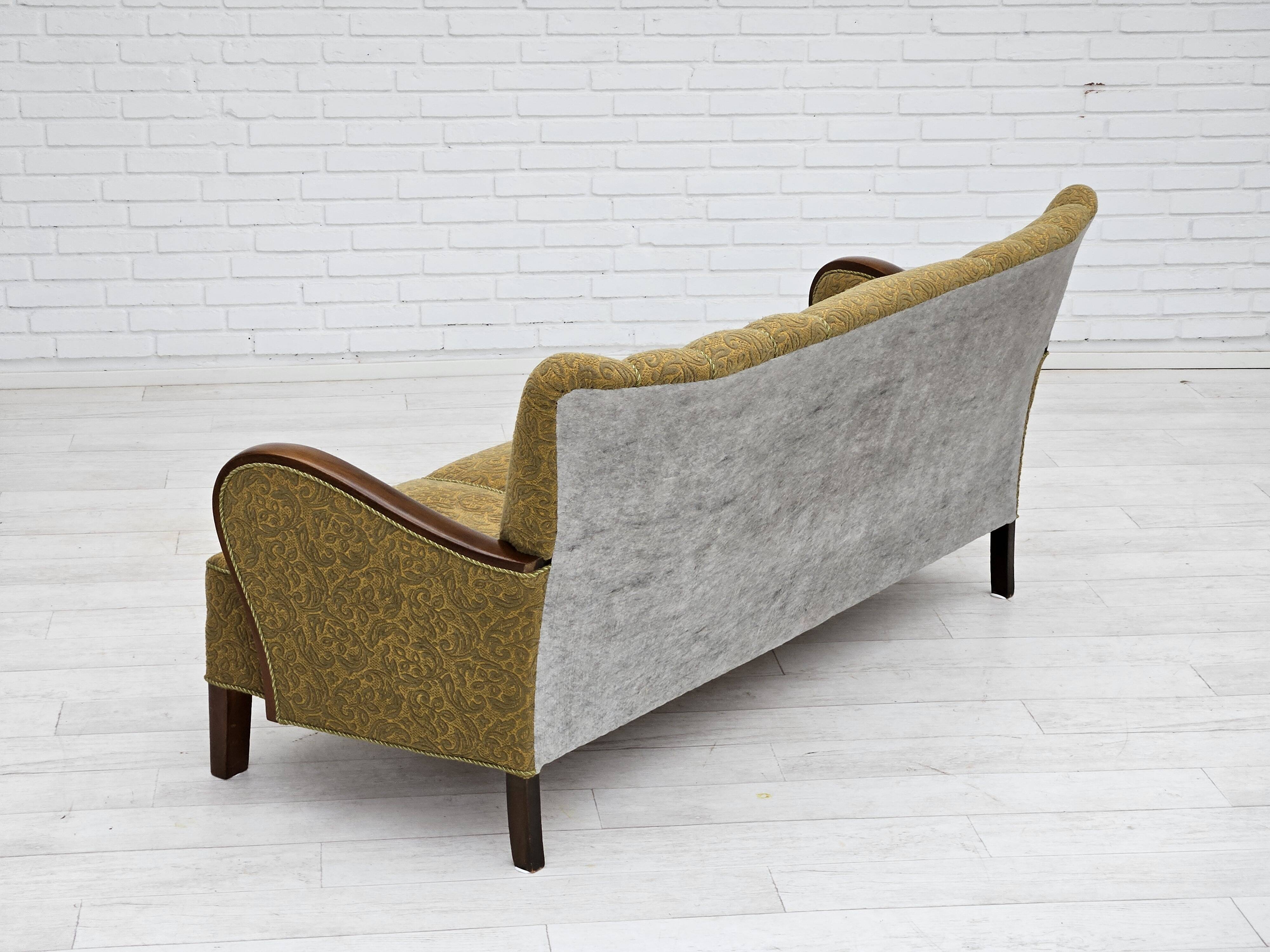 Années 1950-60, canapé danois 3 places, état d'origine, coton/laine, bois de hêtre.