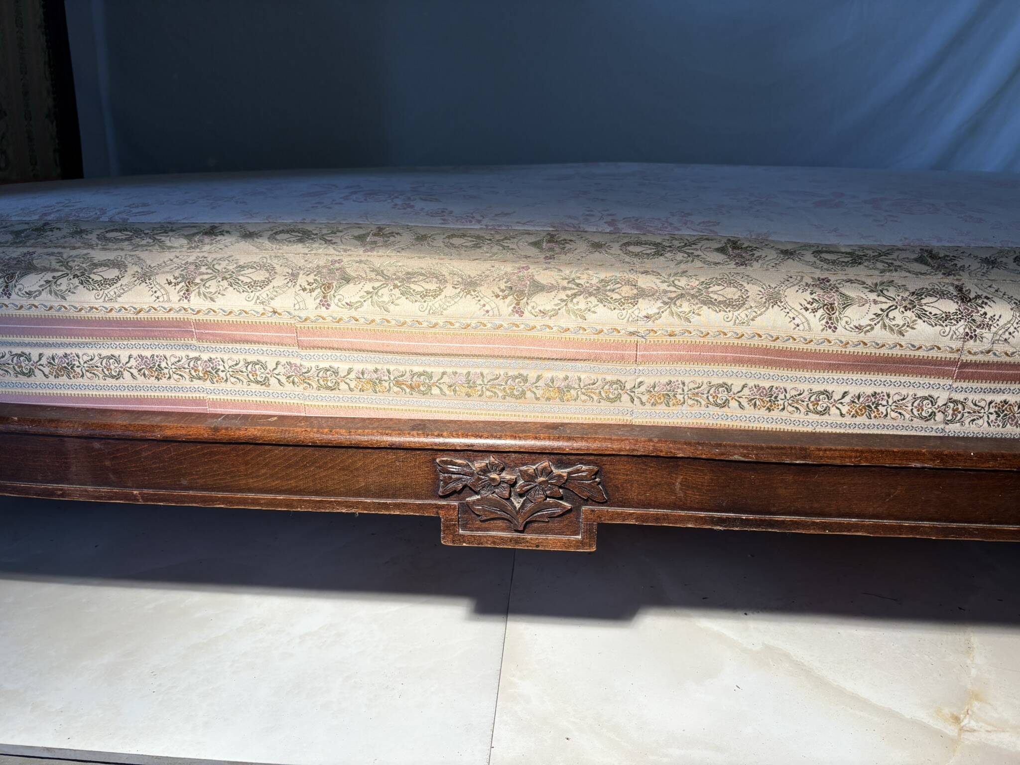Antique Louis XVI style daybed in carved wood and patterned fabric