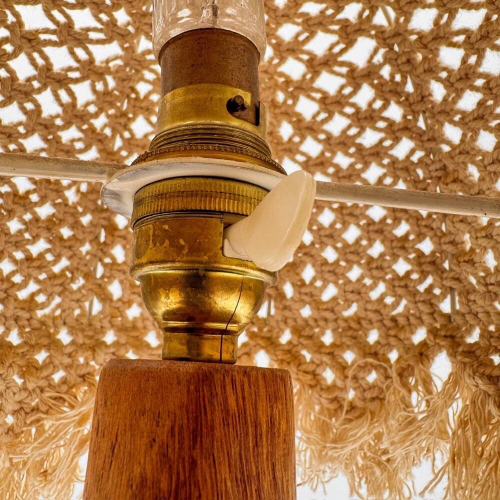 Bohemian table lamp in turned wood and macramé from the 1970s.