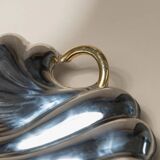 Plateau en acier inoxydable poli argenté en forme de coquillage avec poignées dorées, Becchetti Italie années 1980.