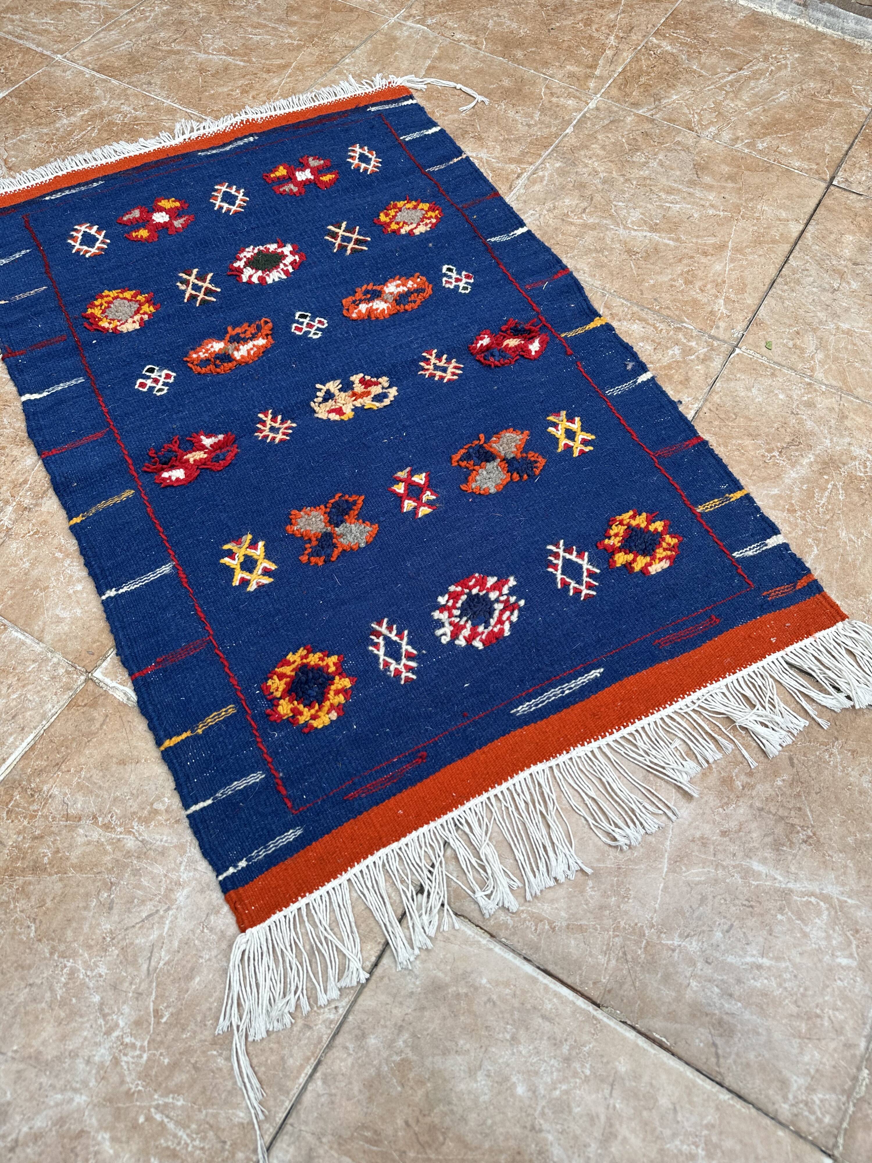 Moroccan Berber rug handwoven: small wool kilim
