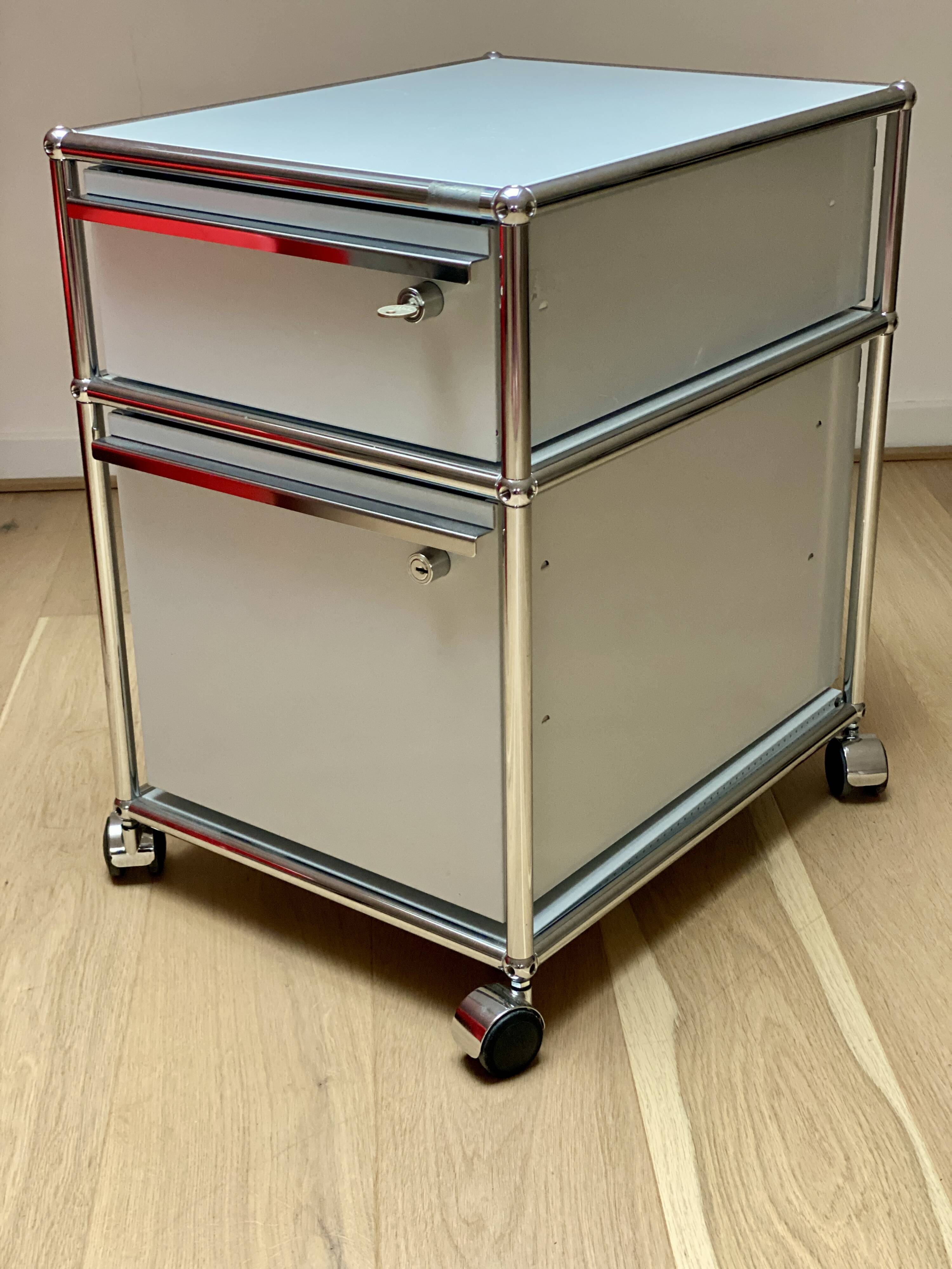 USM box unit on casters