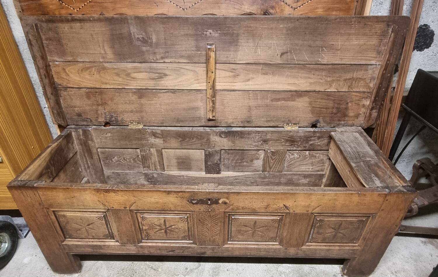 Maie solid oak Breton chest