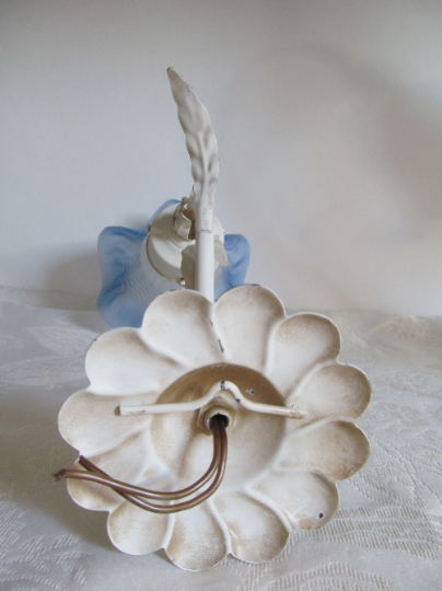 Ensemble de deux lampes de table et une applique murale en toleware avec bases métalliques