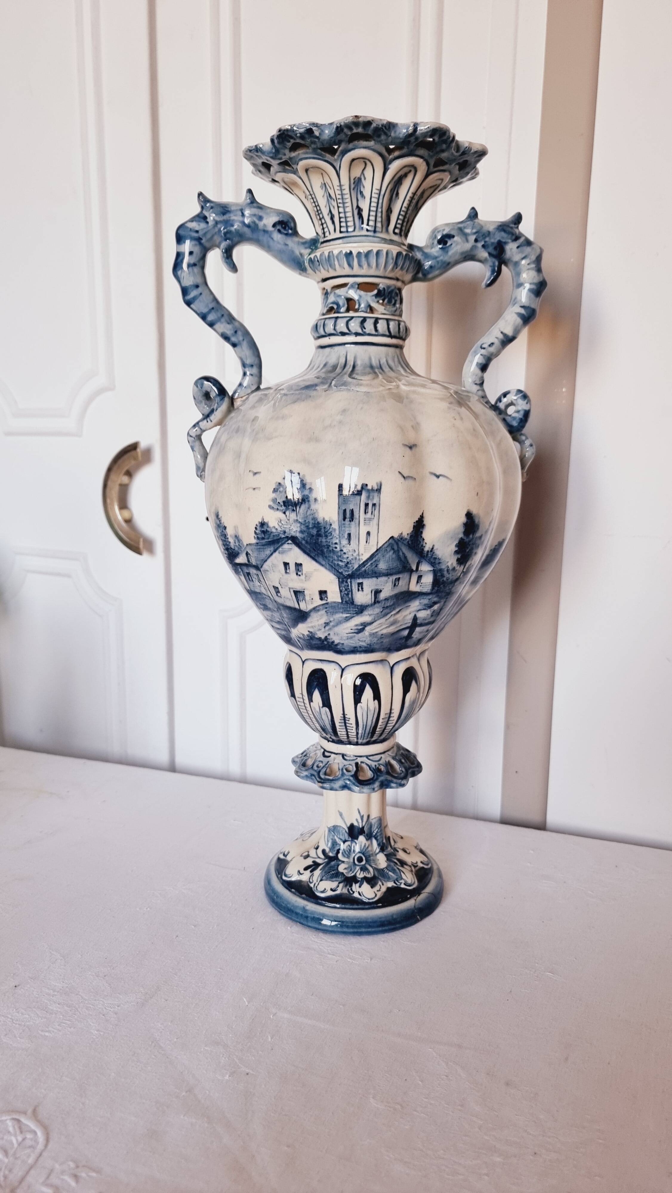 Large Spanish vase in Talavera style, hand-painted, adorned with a landscape.