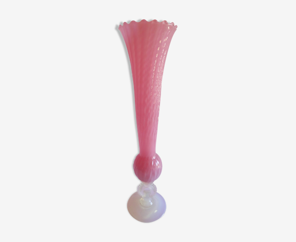Vase en verre rose
