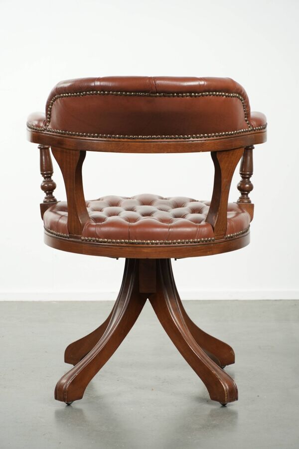 Chaise de bureau Chesterfield rotative en cuir de vache marron