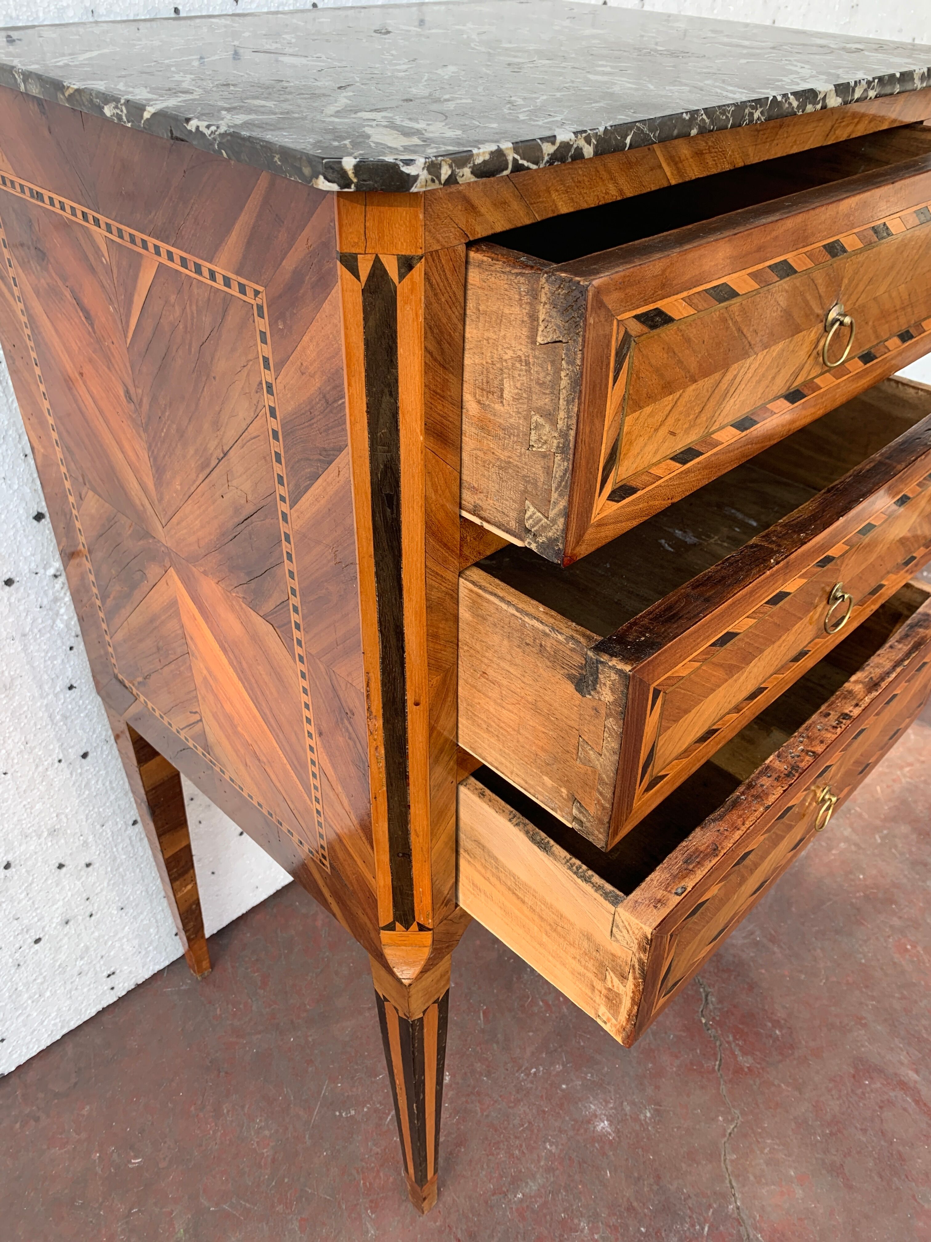 Small chest of drawers of Louis XVI style in veneer wood