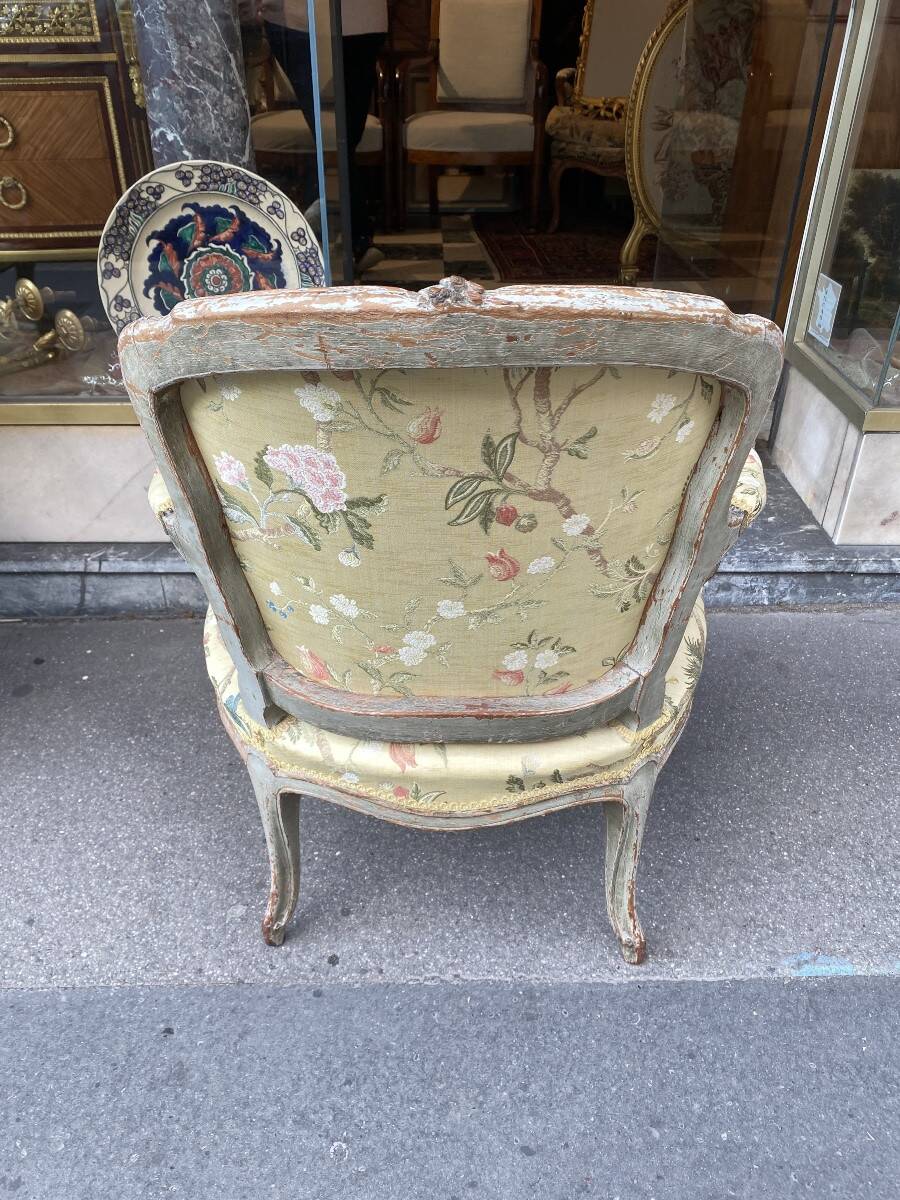 Paire de fauteuils en bois laqué de style Louis XV