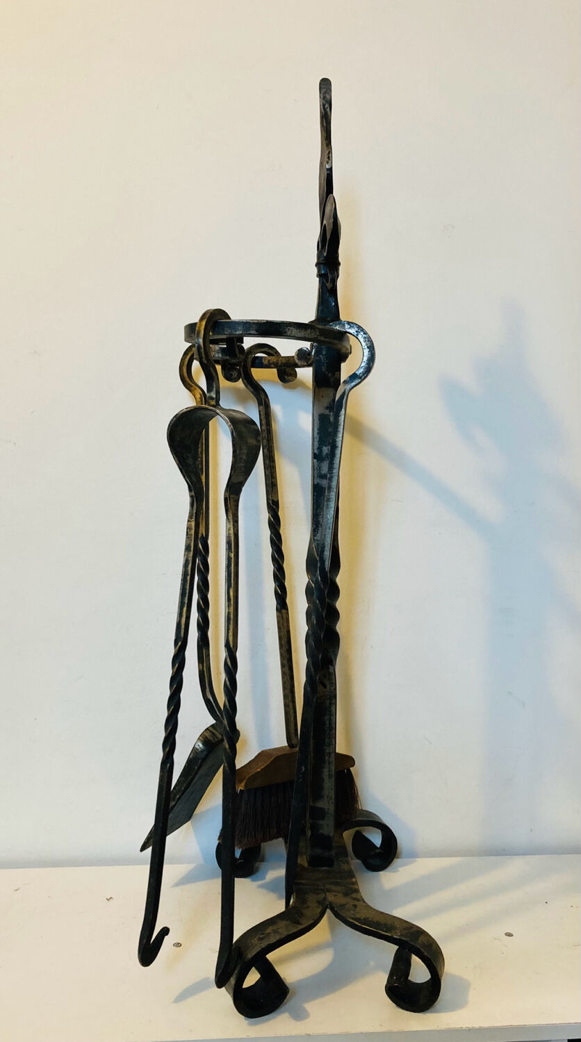 Accessoires de cheminée époque milieu XXe en fer forgé fleur de LYS