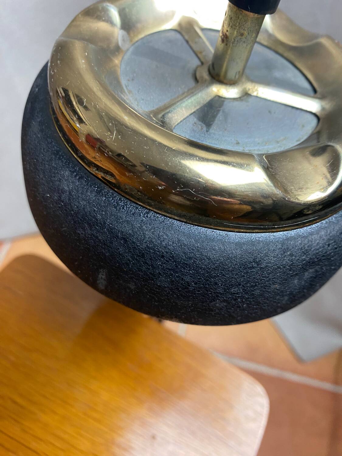 Metal tripod push ashtray