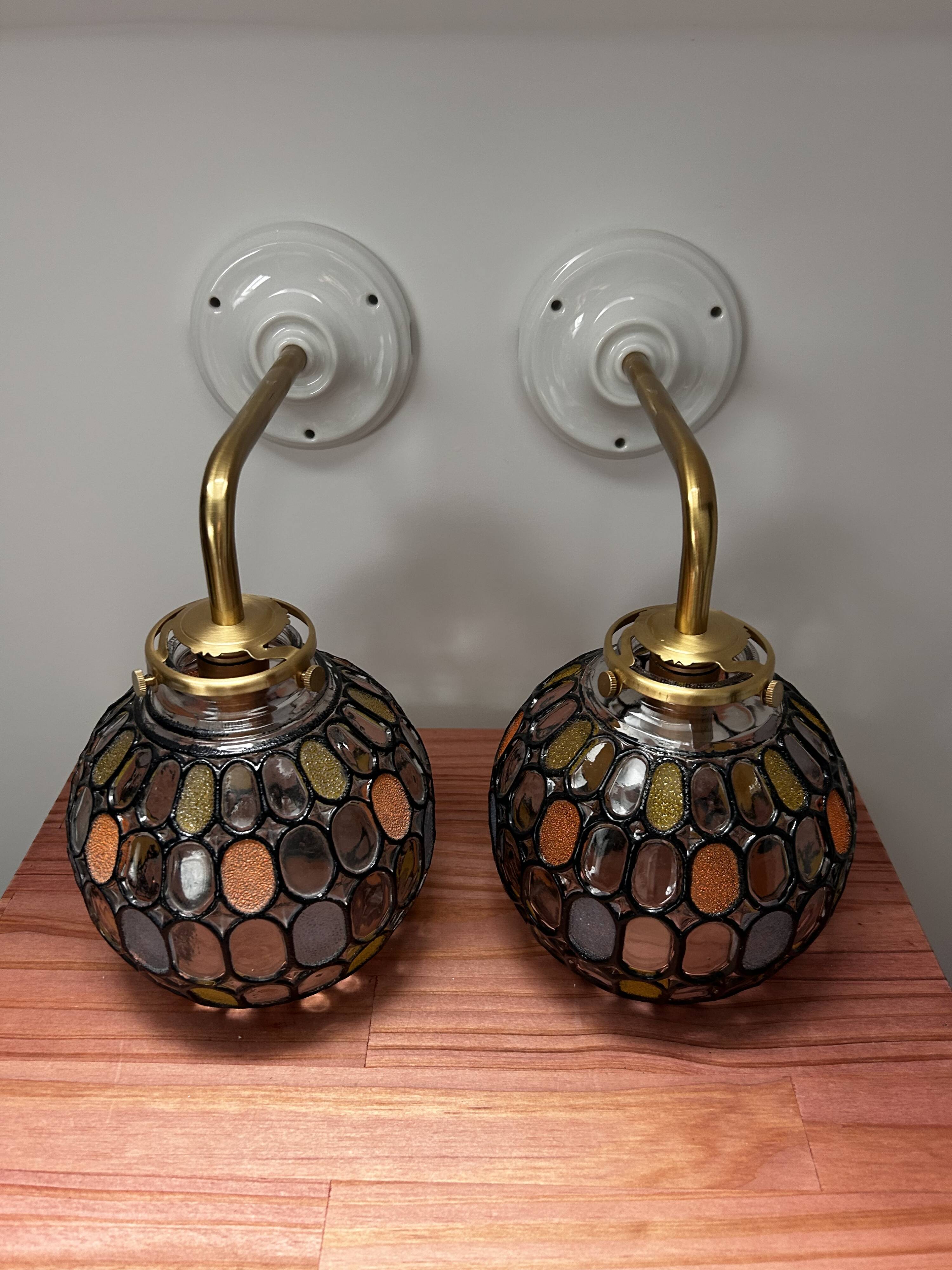 Paire d’appliques murales globes à facettes multicolores