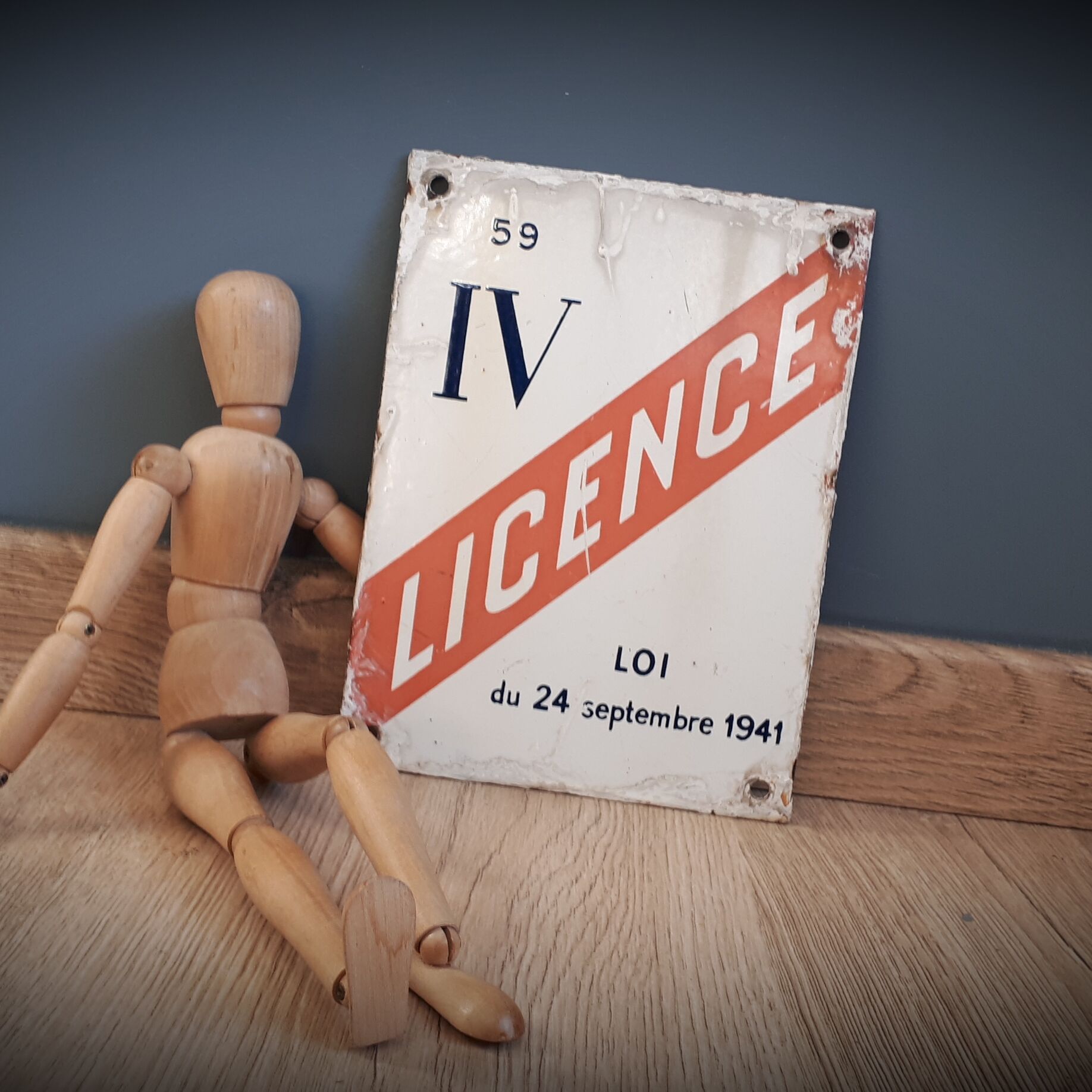 Enamelled plate "License IV"