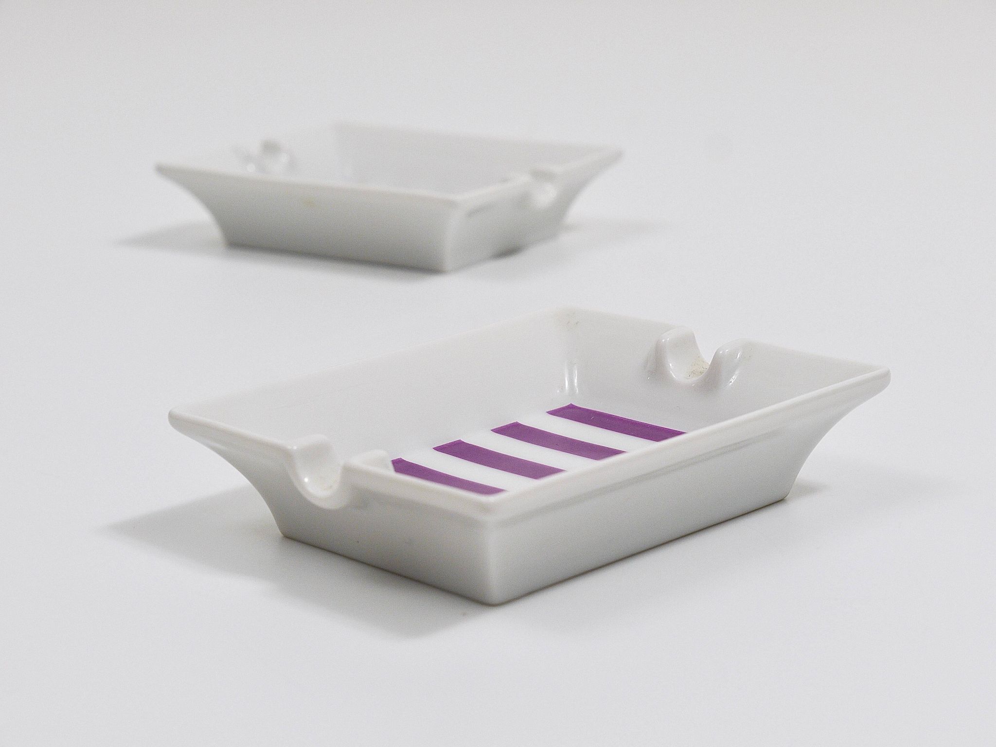 Set of fine purple porcelain ashtrays Midcentury Augarten Vienna, Austria, 1950s