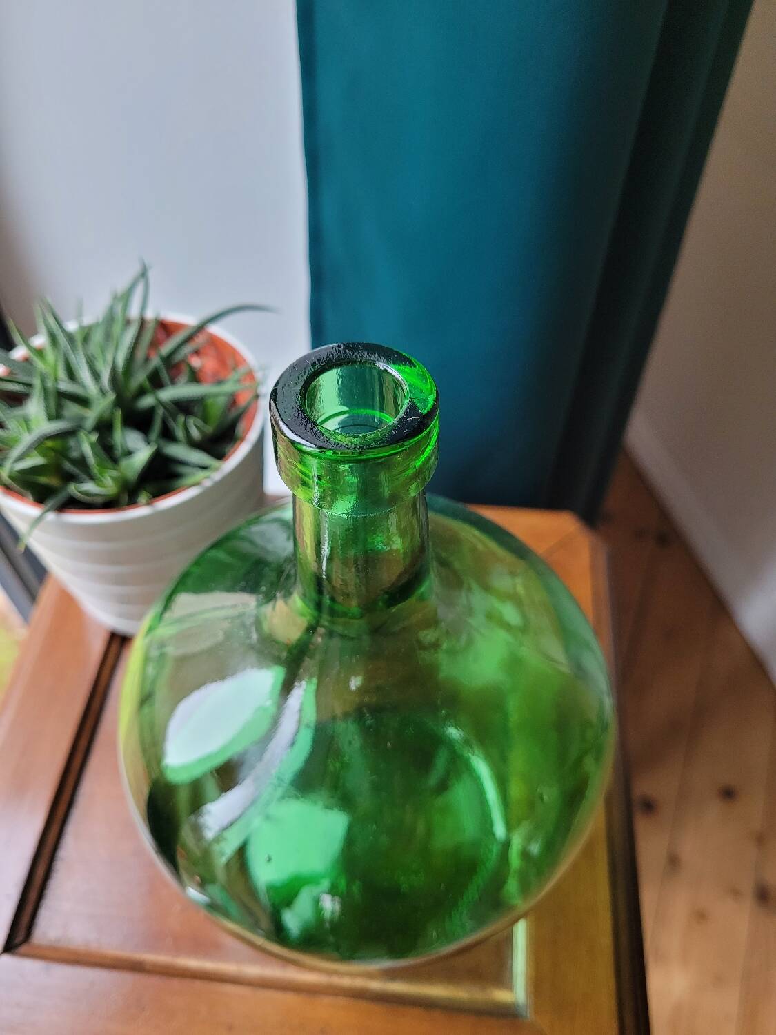 Green demijohn vase