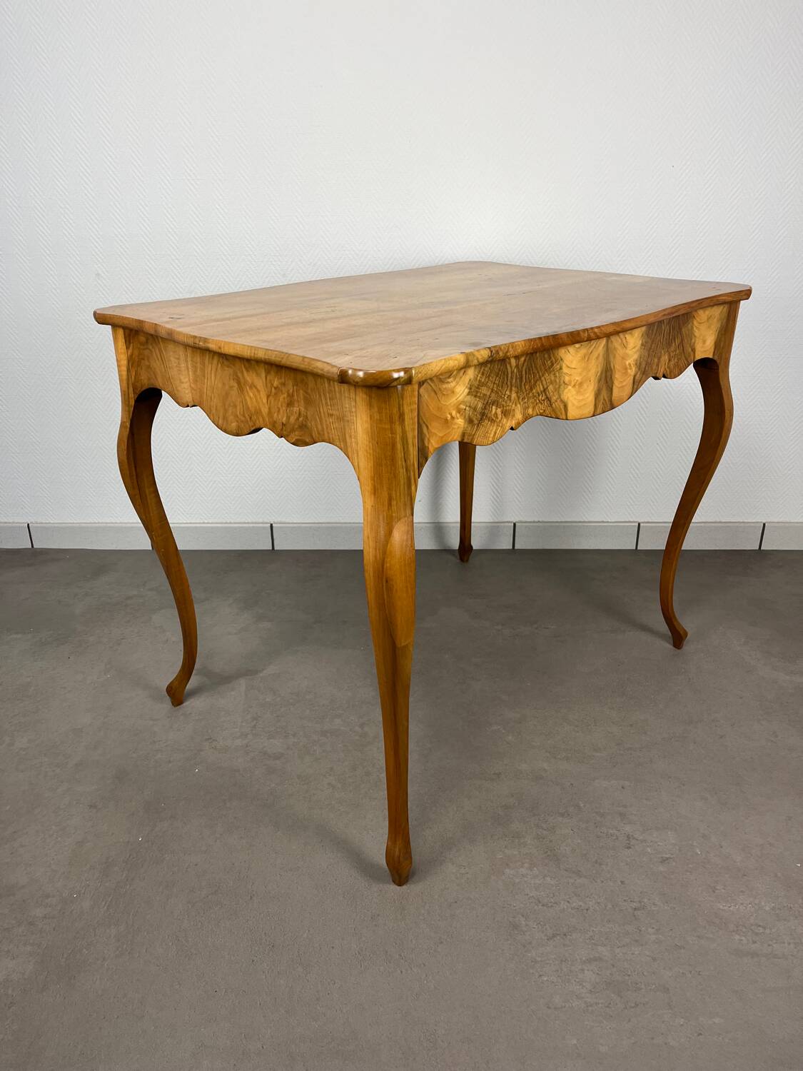 Table Louis XV noyer blond, début 19ème