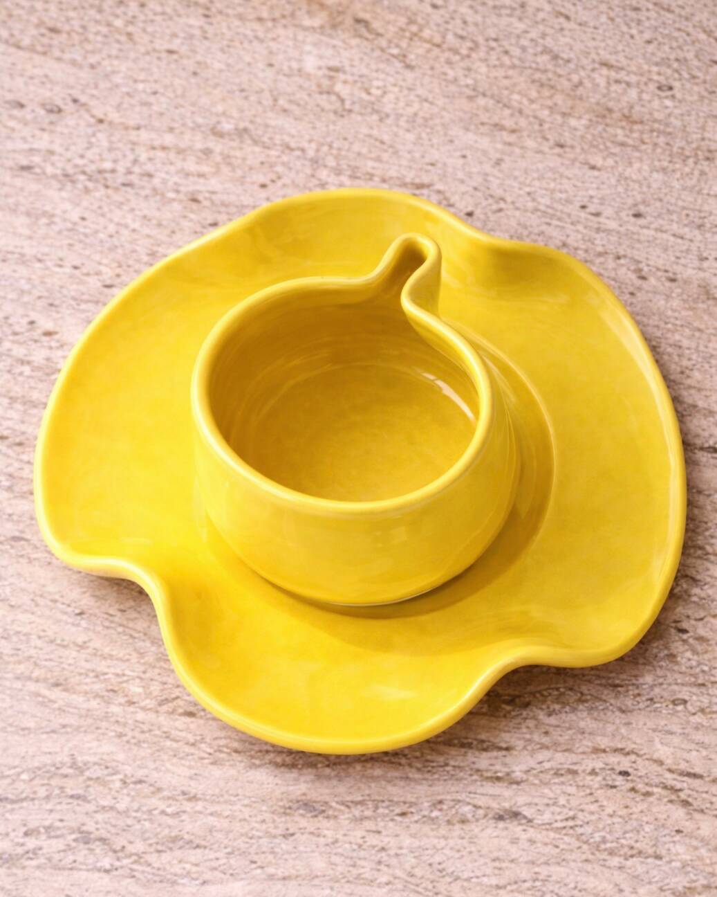Set of wavy ceramic cup and saucer - lemon yellow