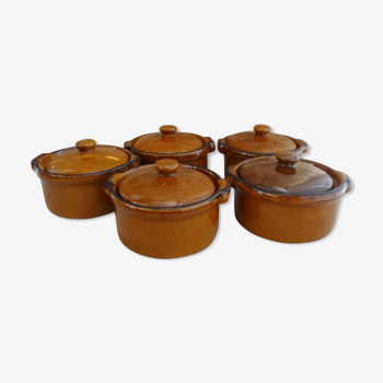 5 round sandstone casseroles with vintage lid