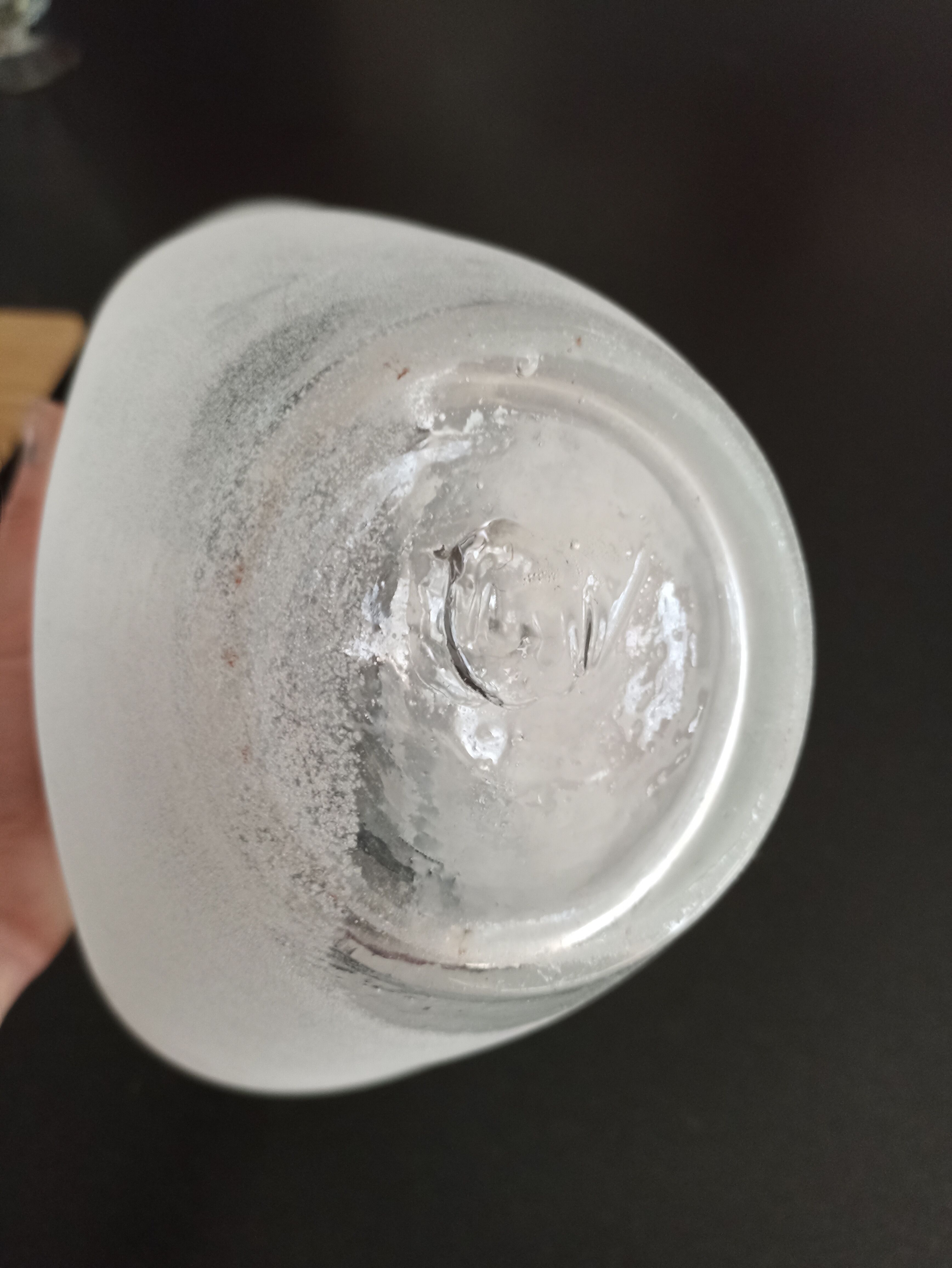 Vase triangulaire en verre mat