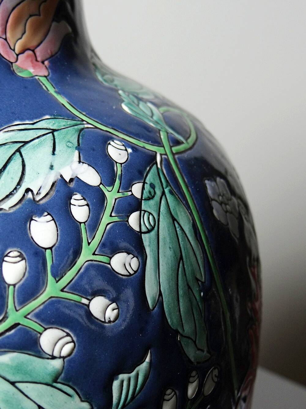 Large baluster vase in Chinese porcelain with vintage floral decoration from the 1970s-80s.