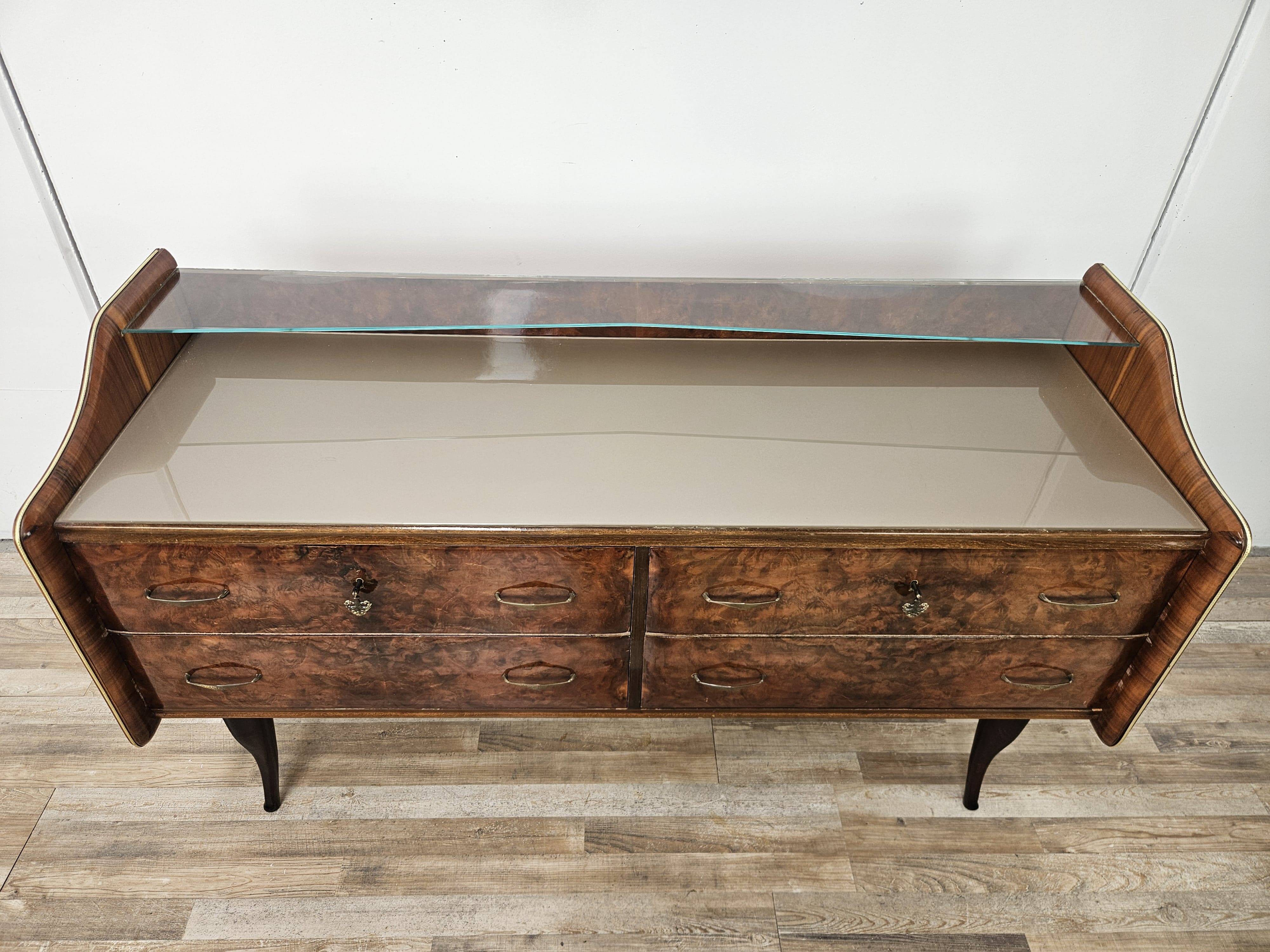 Commode en noyer avec dessus en verre double.