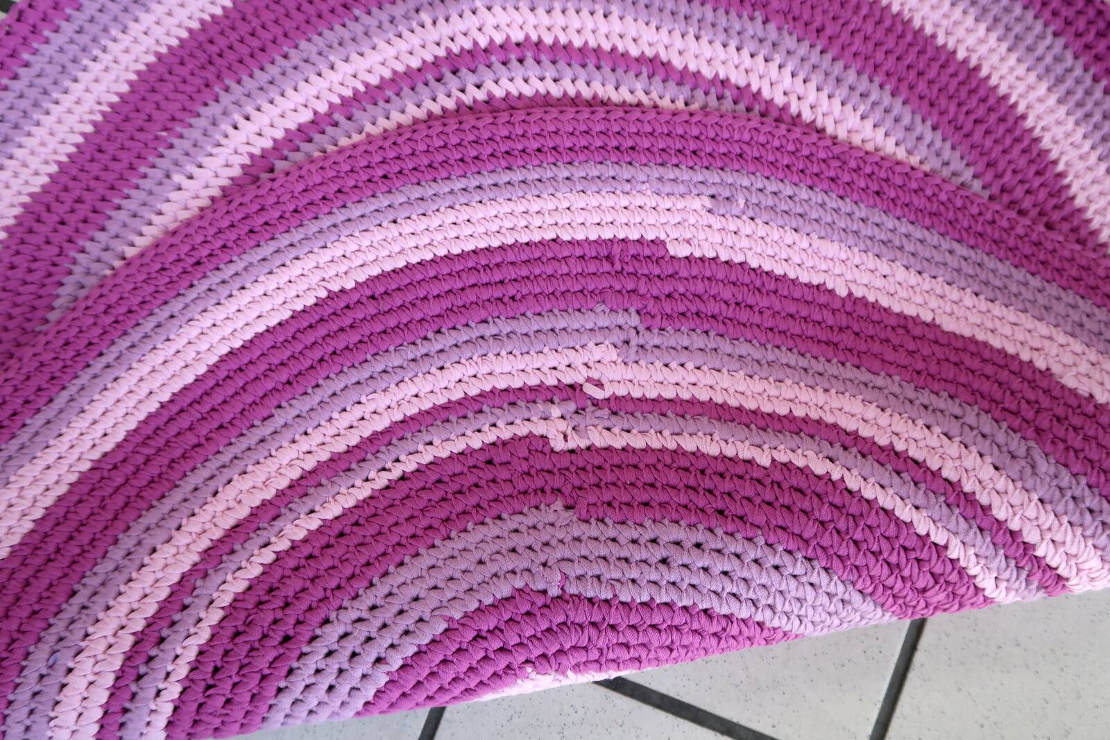 Tapis contemporain ora tressé en coton (73cm), édition unique