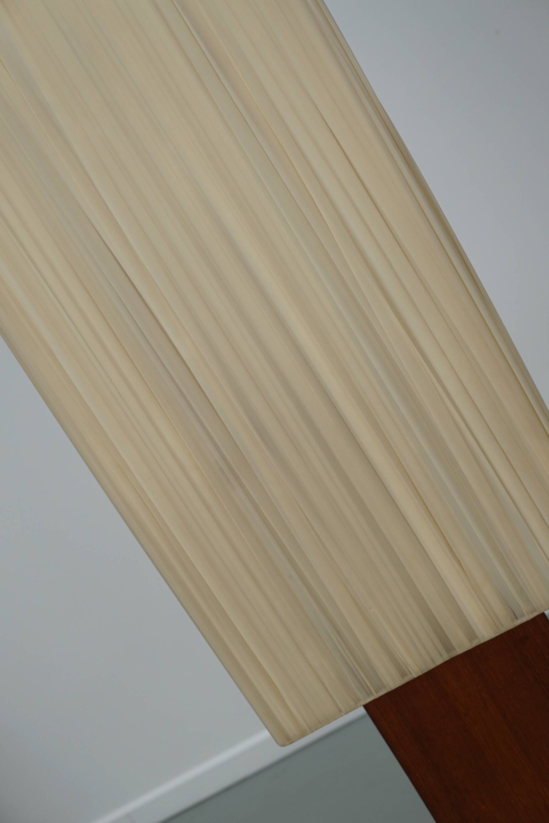 Lampadaire en teck avec abat-jour carré beige, années 1960-70