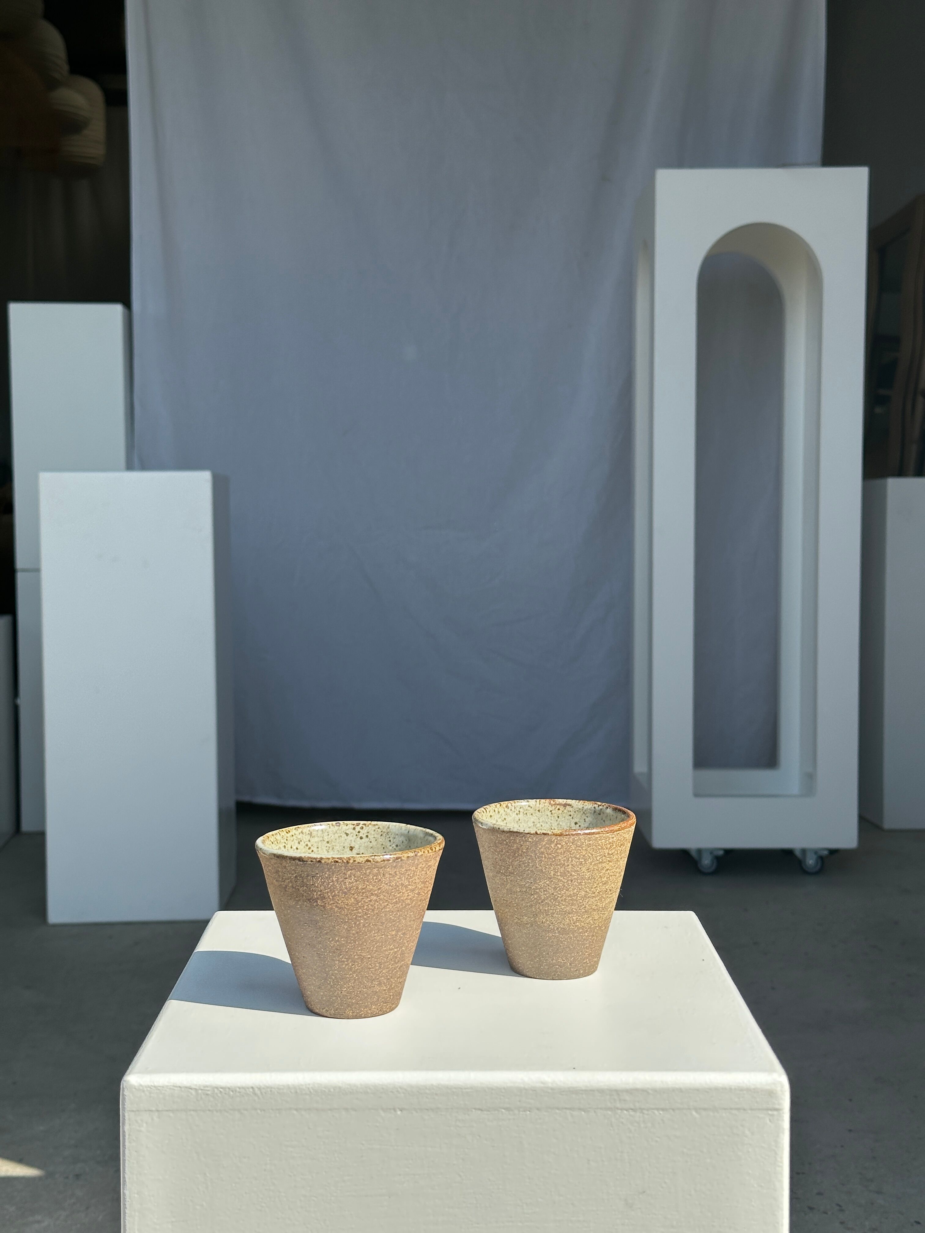 Lot de 2 tasses / mug en céramique indonésienne (mat brun)