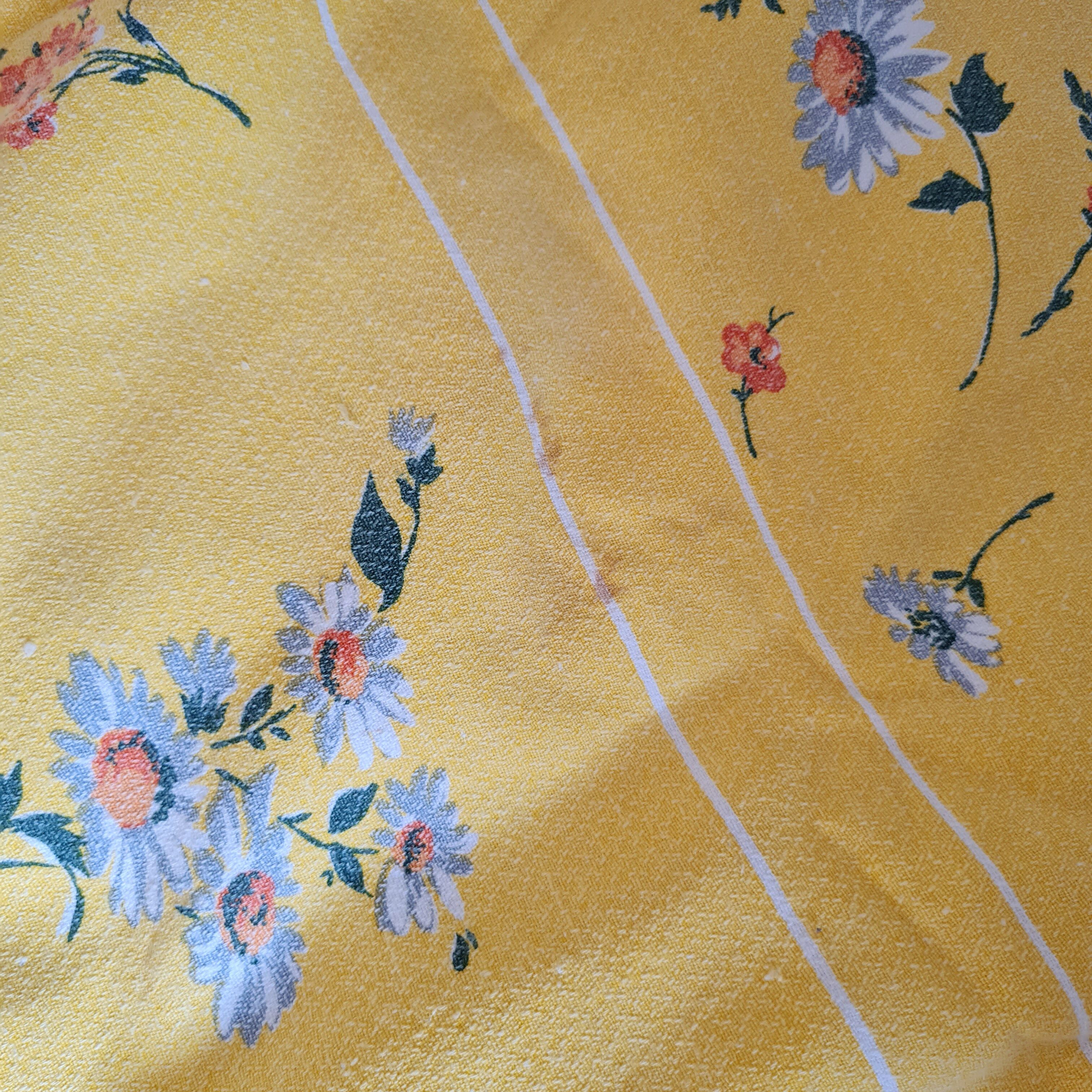 Tablecloth and 6 matching towels, flowers