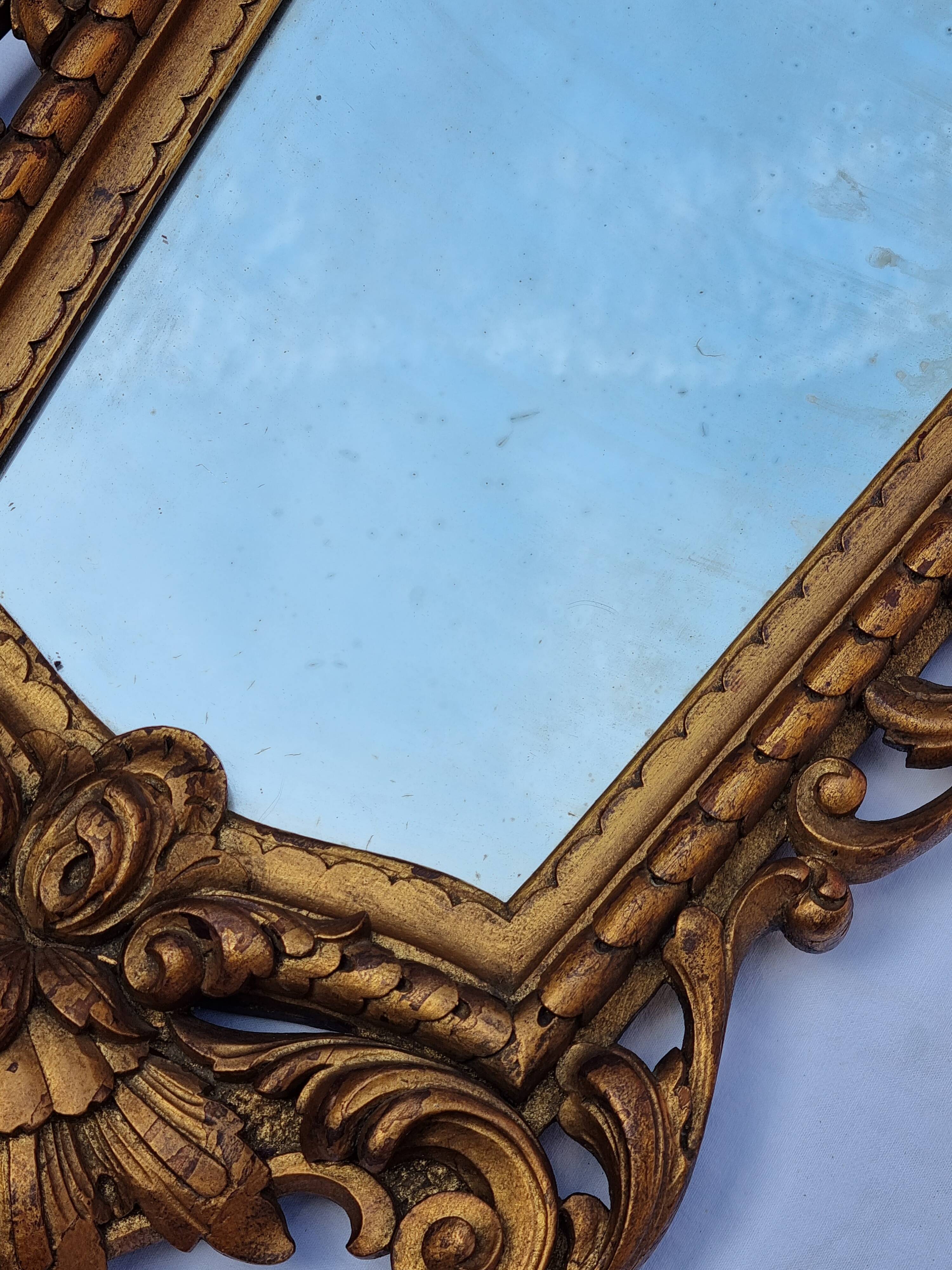 Antique wall mirror in carved gilded wood, Louis XV style, 19th century, 98 x 57 cm.