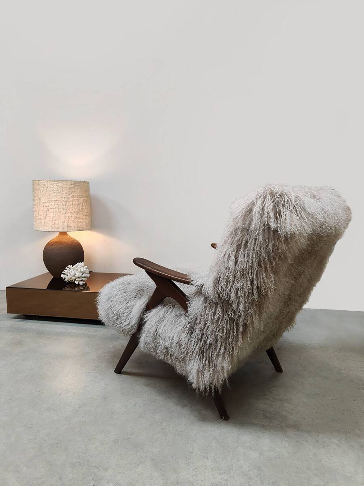 Fauteuil en peau de mouton vintage scandinave
