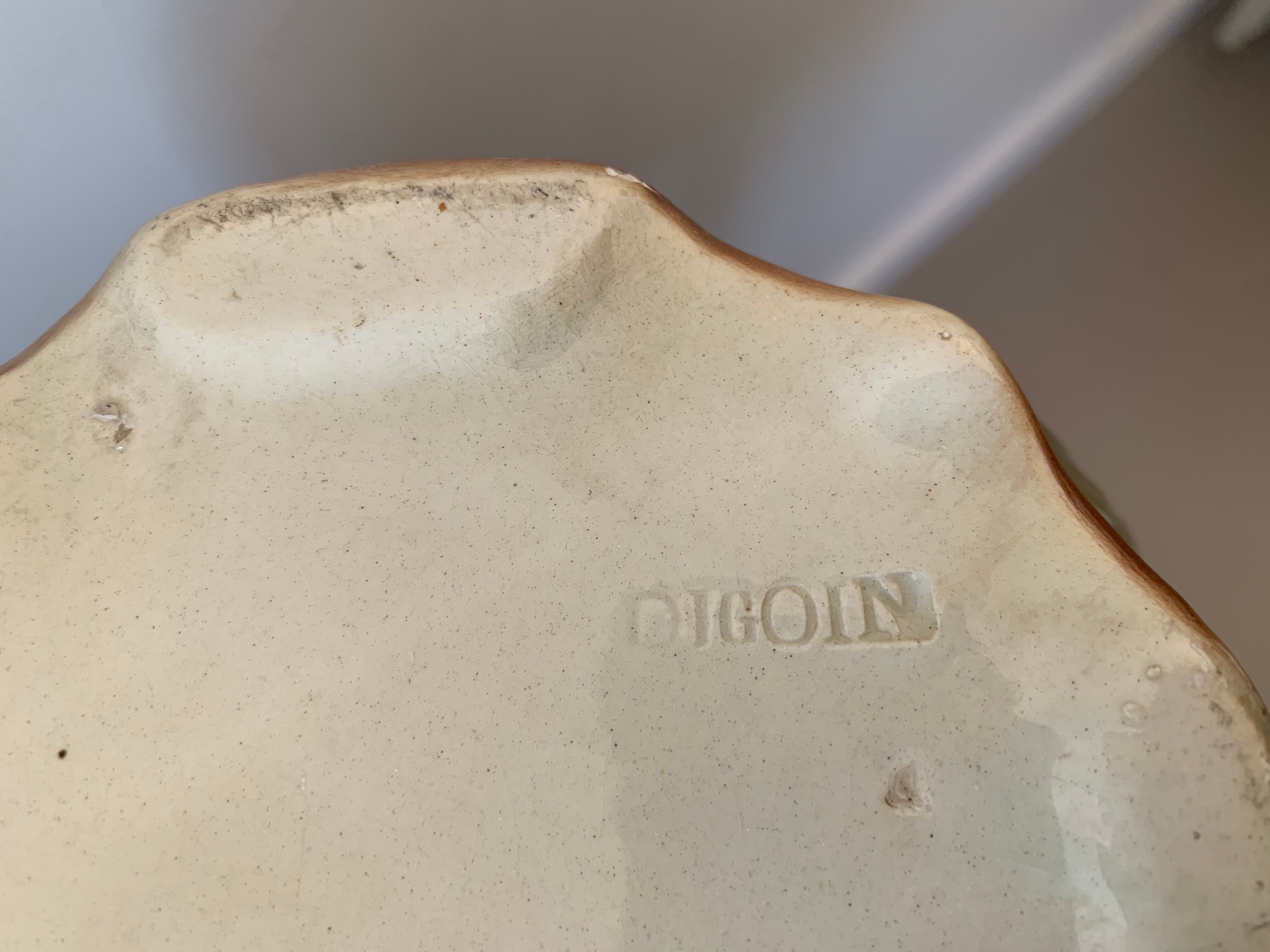 Digoin slip pot cache