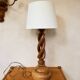Lampe en bois torsadé