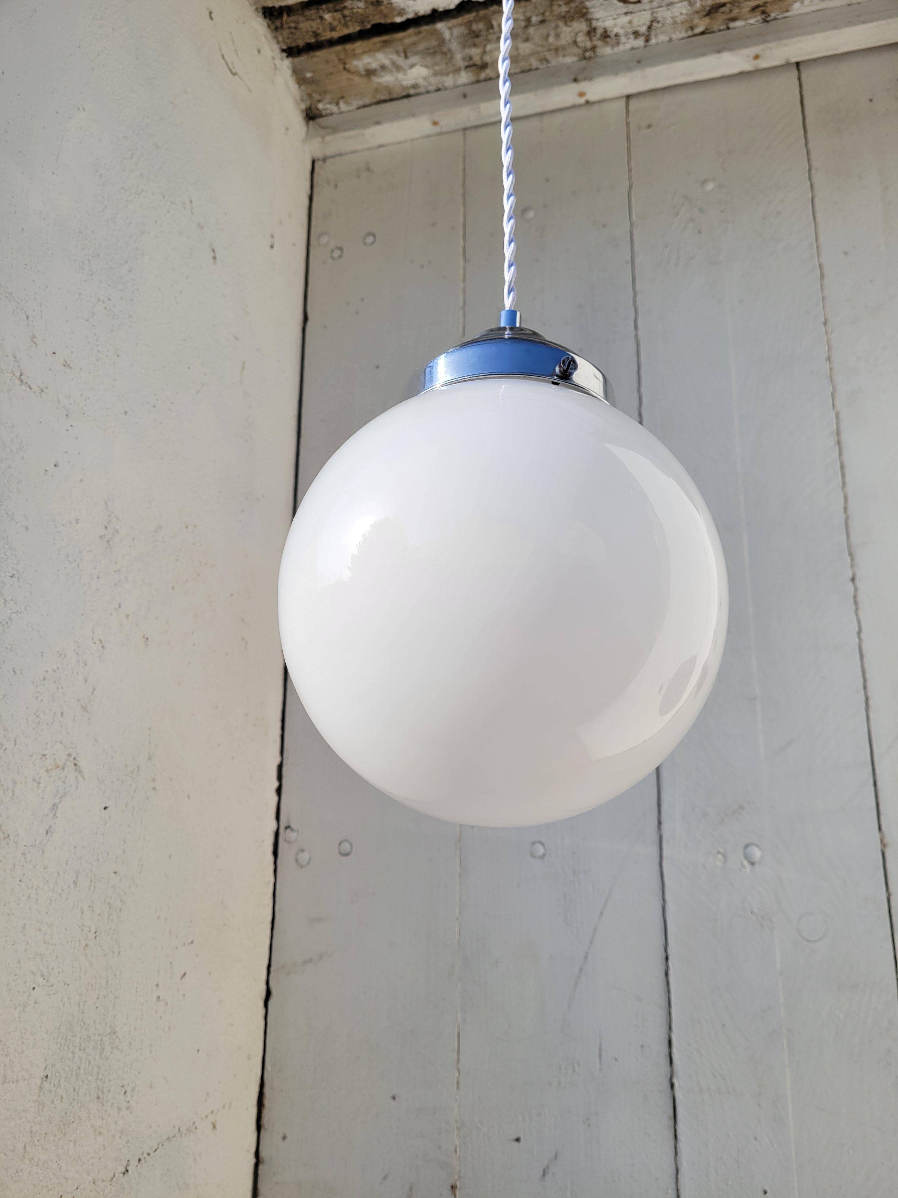 Opaline globe suspension