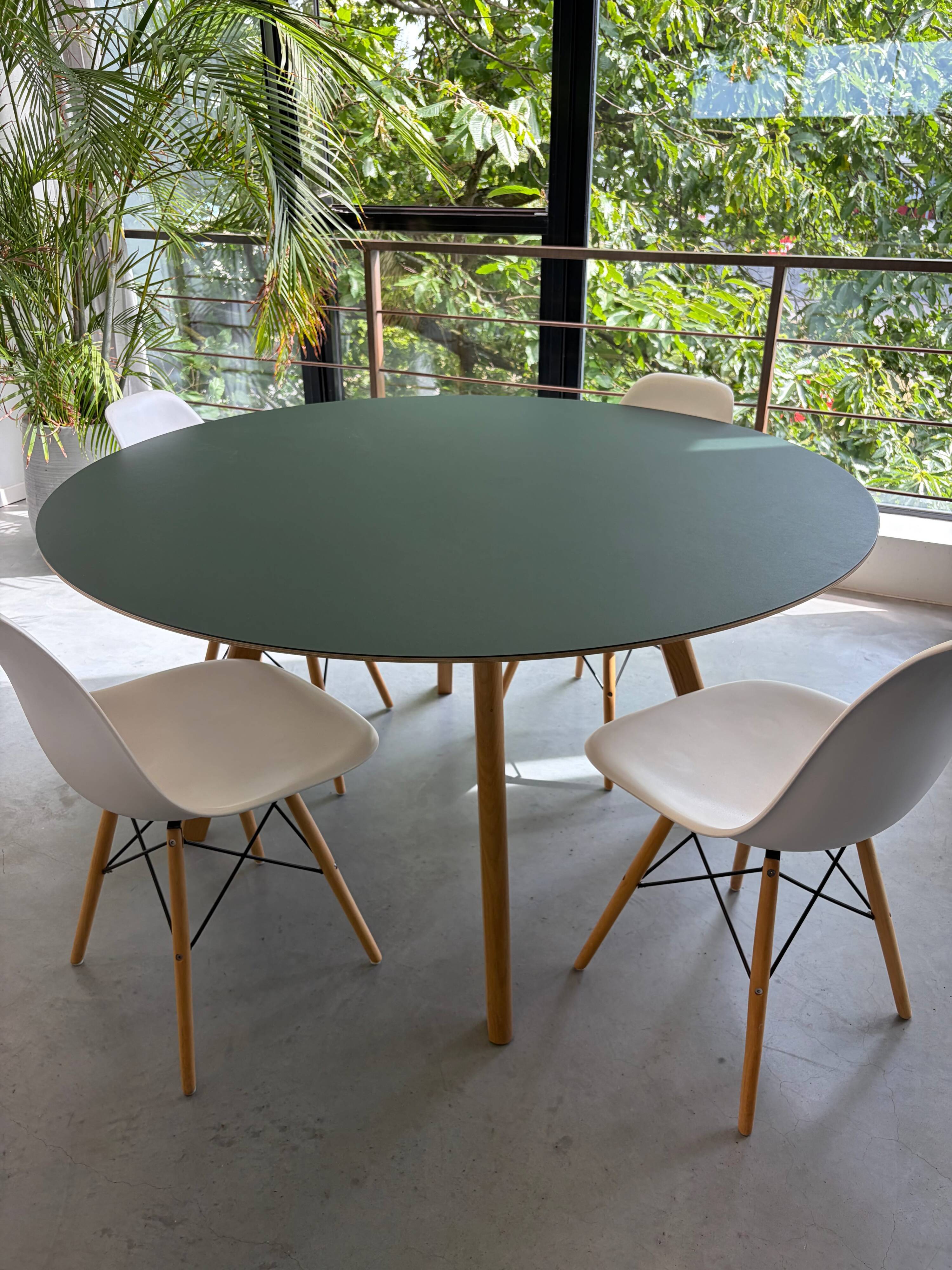 Table Hay CPH25 Ø140 x H74 oak and green linoleum