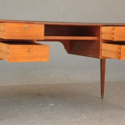 Bureau de style Louis XVI plaqué acajou