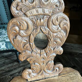 Chaise sculptée en bois