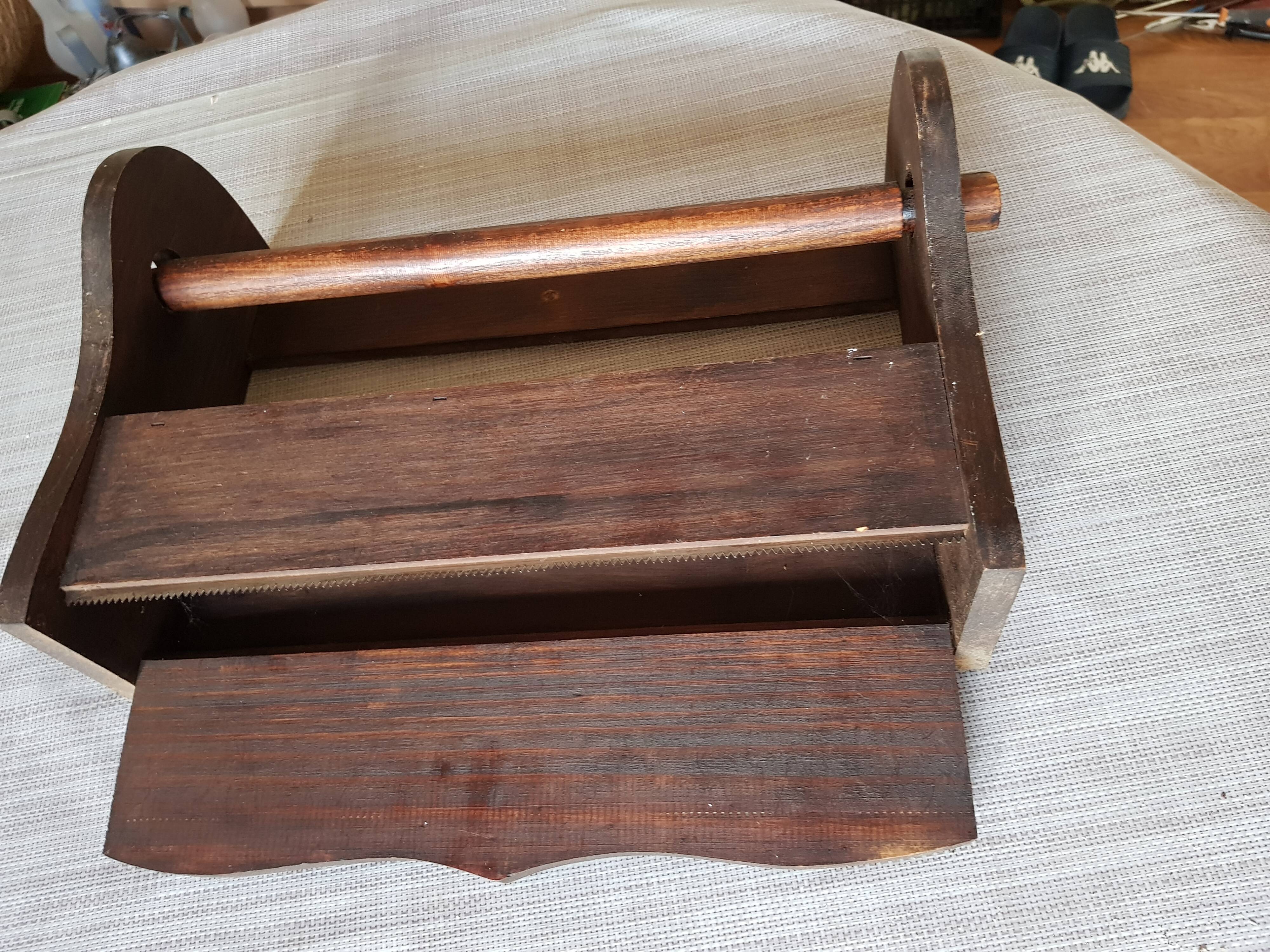 Shelf carrying absorbent paper and aluminum