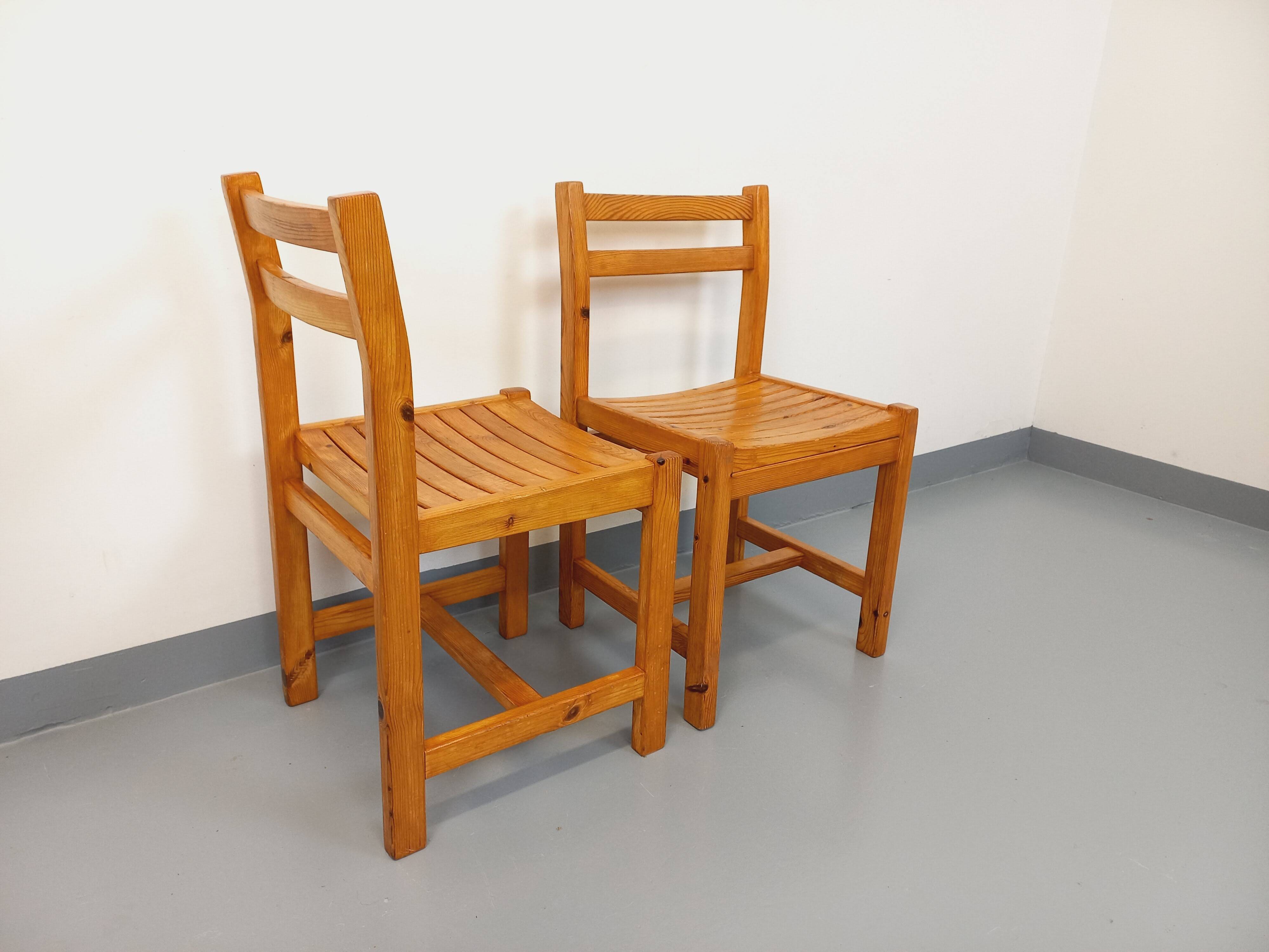 Pair of vintage pine chairs from the 70s