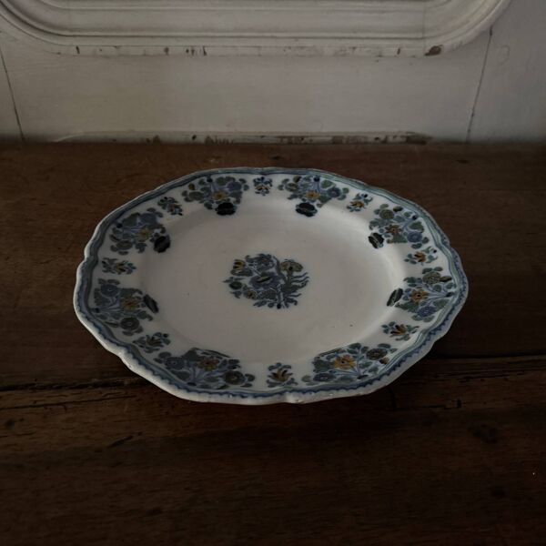 Assiette en faïence de Moustiers XVIIIe décor floral