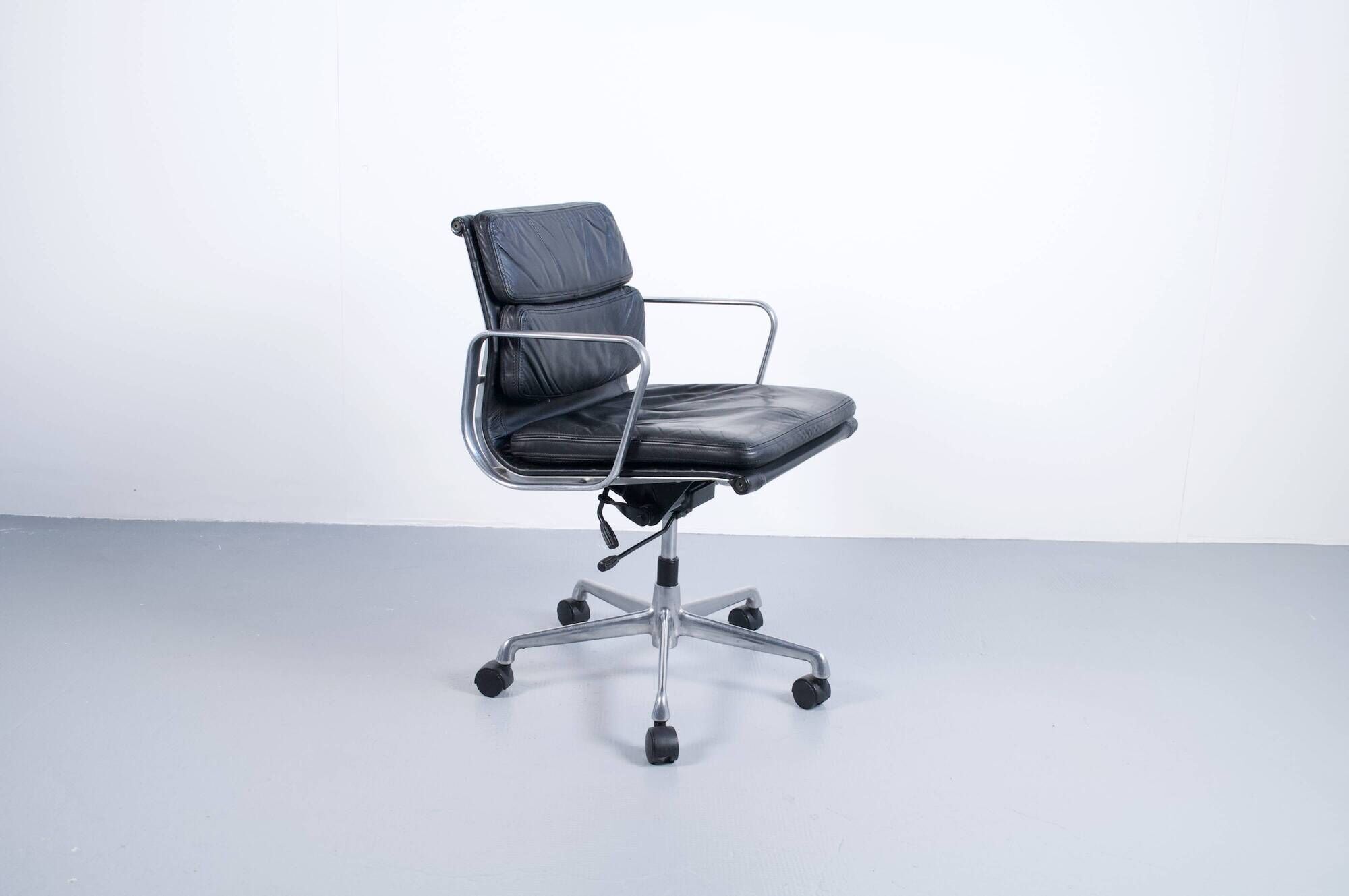 SOFT PAD CHAIR EA 217 EAMES BLACK LEATHER HERMAN MILLER ICF EDITOR 1970s
