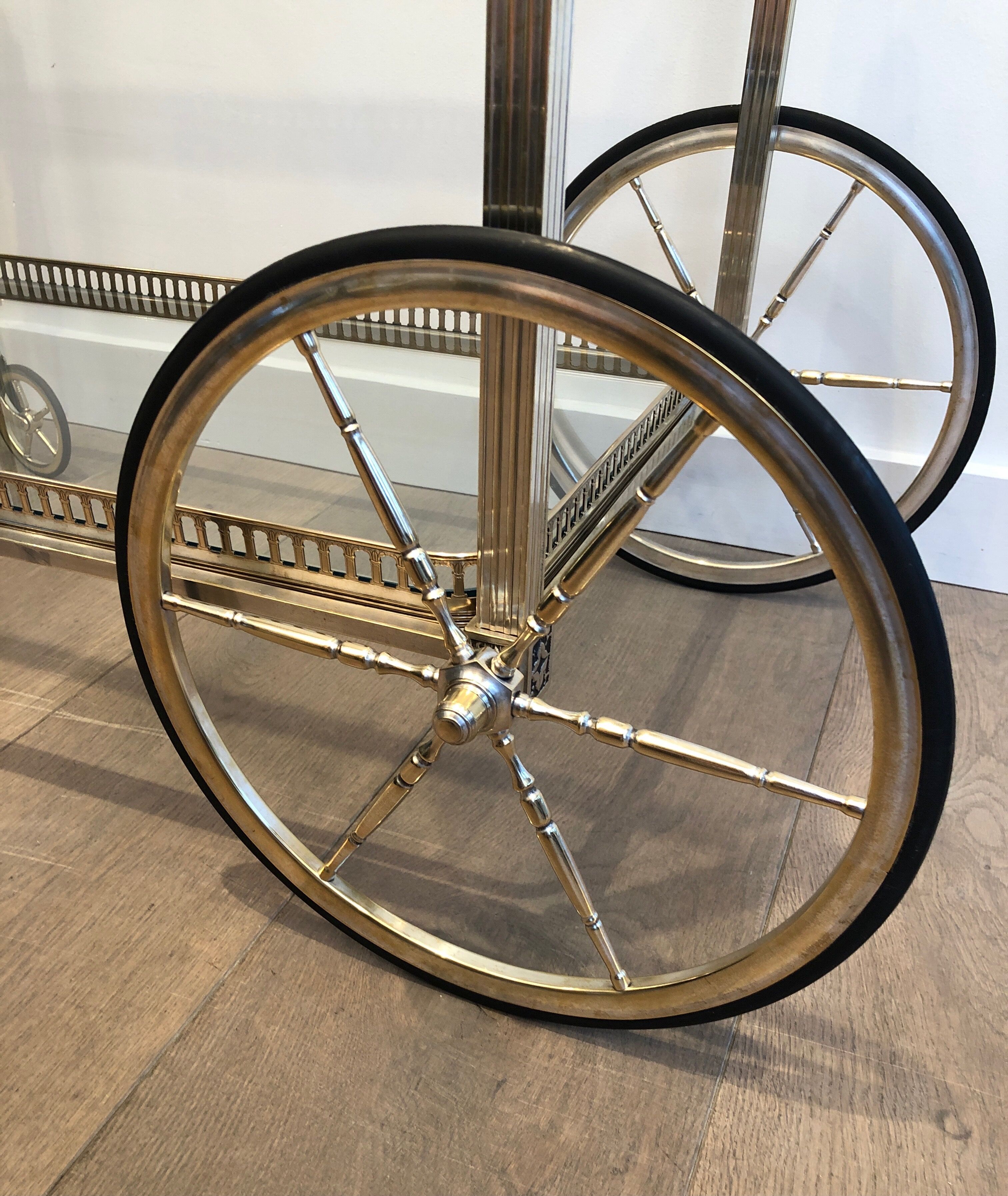 Table de style néo classique en métal argenté et doré et verre