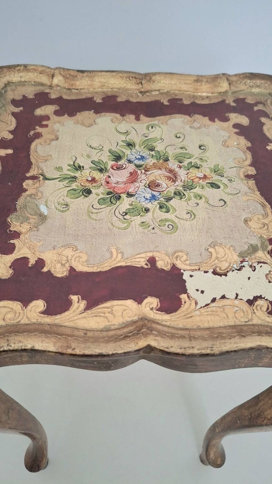 Table d'appoint en bois doré florentin italien du milieu du siècle avec peinture à la main F