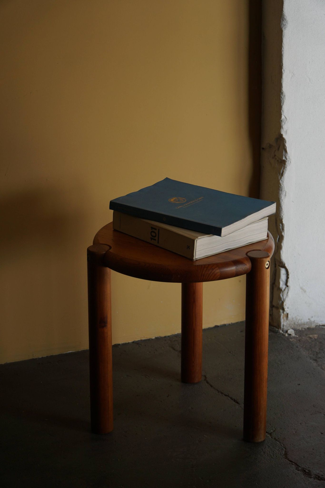 Modern Scandinavian tripod stool from the 20th century with a circular seat, 1970s.