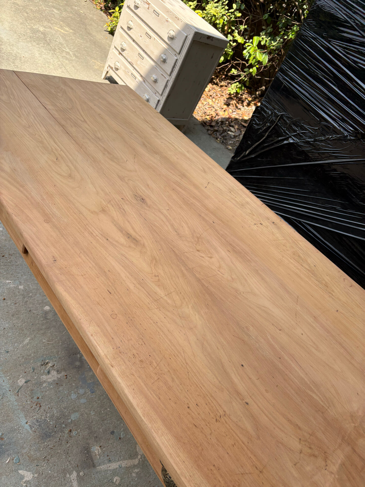 Extendable farmhouse table