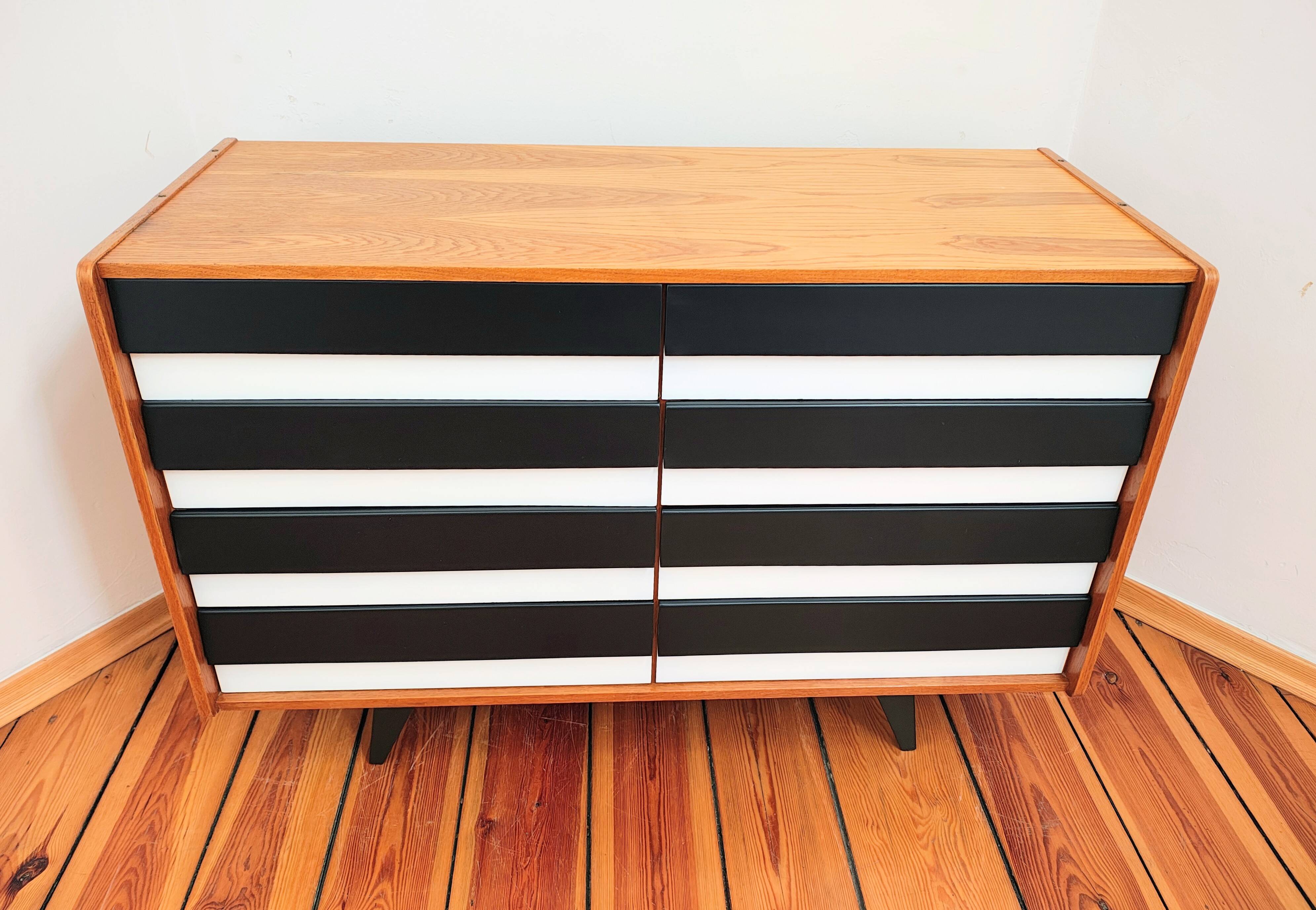 Commode tchécoslovaque par Jiří Jiroutek pour Cesky Nabytek, années 1960.